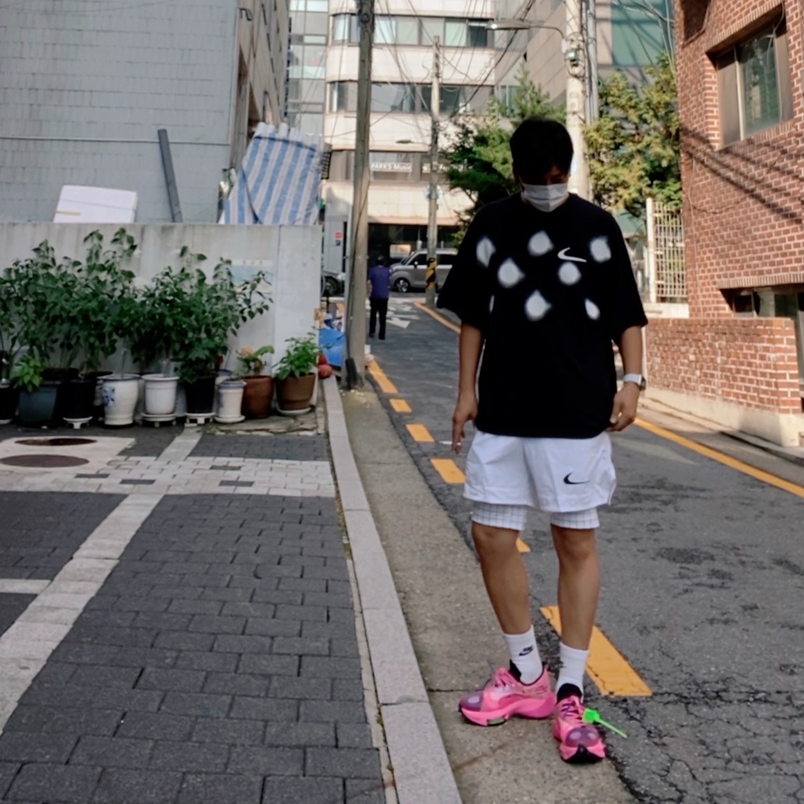 Nike x Off-White NRG Short Sleeve T-Shirt Black, Nike x Off-White Air Zoom Tempo Next% Pink Glow 착용 스타일 - 1