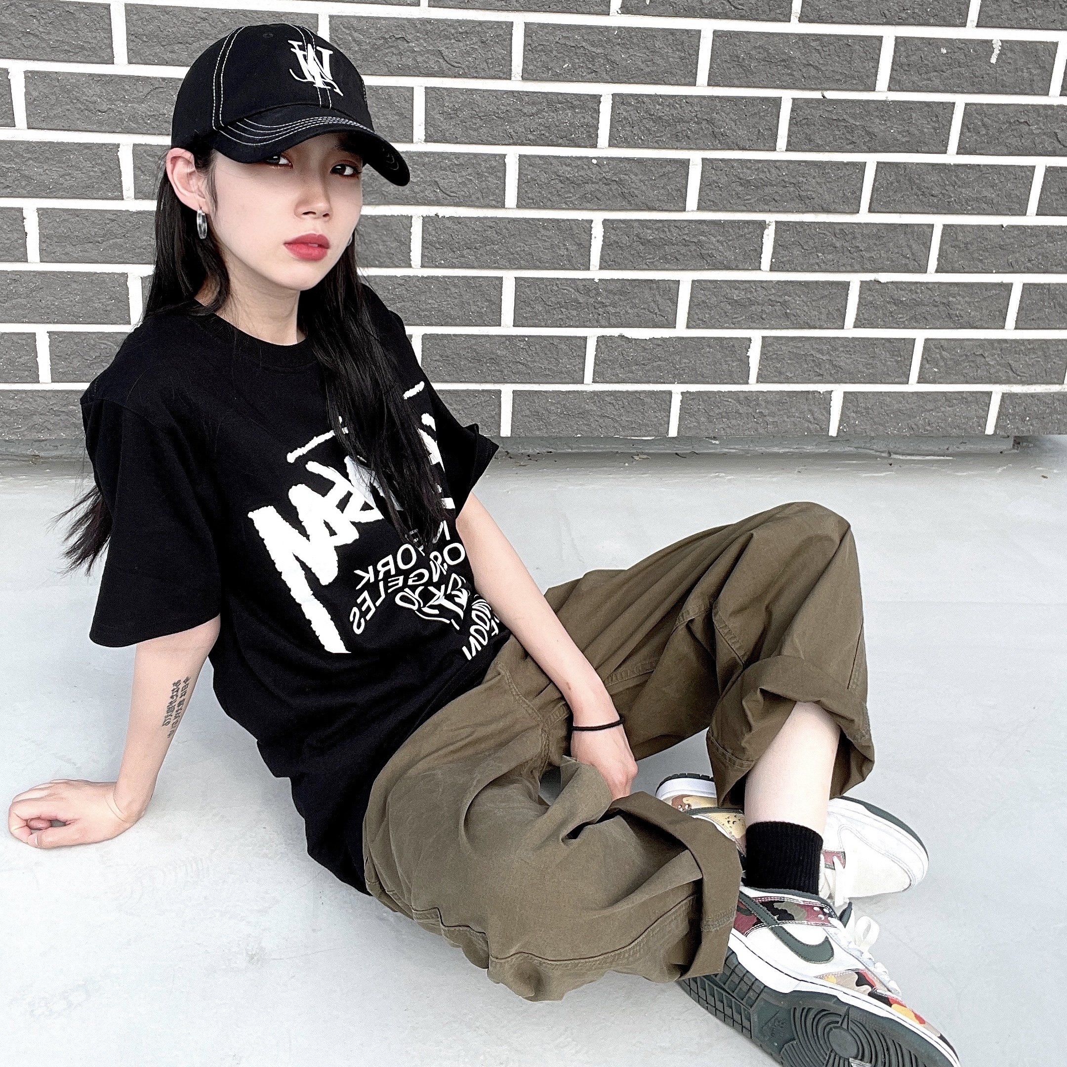 Stussy World Tour T-Shirt Black 착용 스타일 - 1