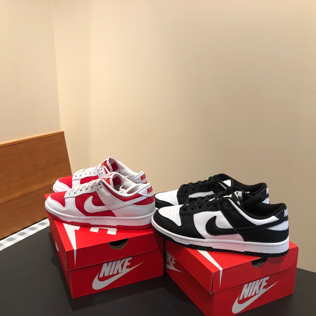 Nike Dunk Low Retro Championship Red, Nike Dunk Low Retro Black 착용 스타일 - 2