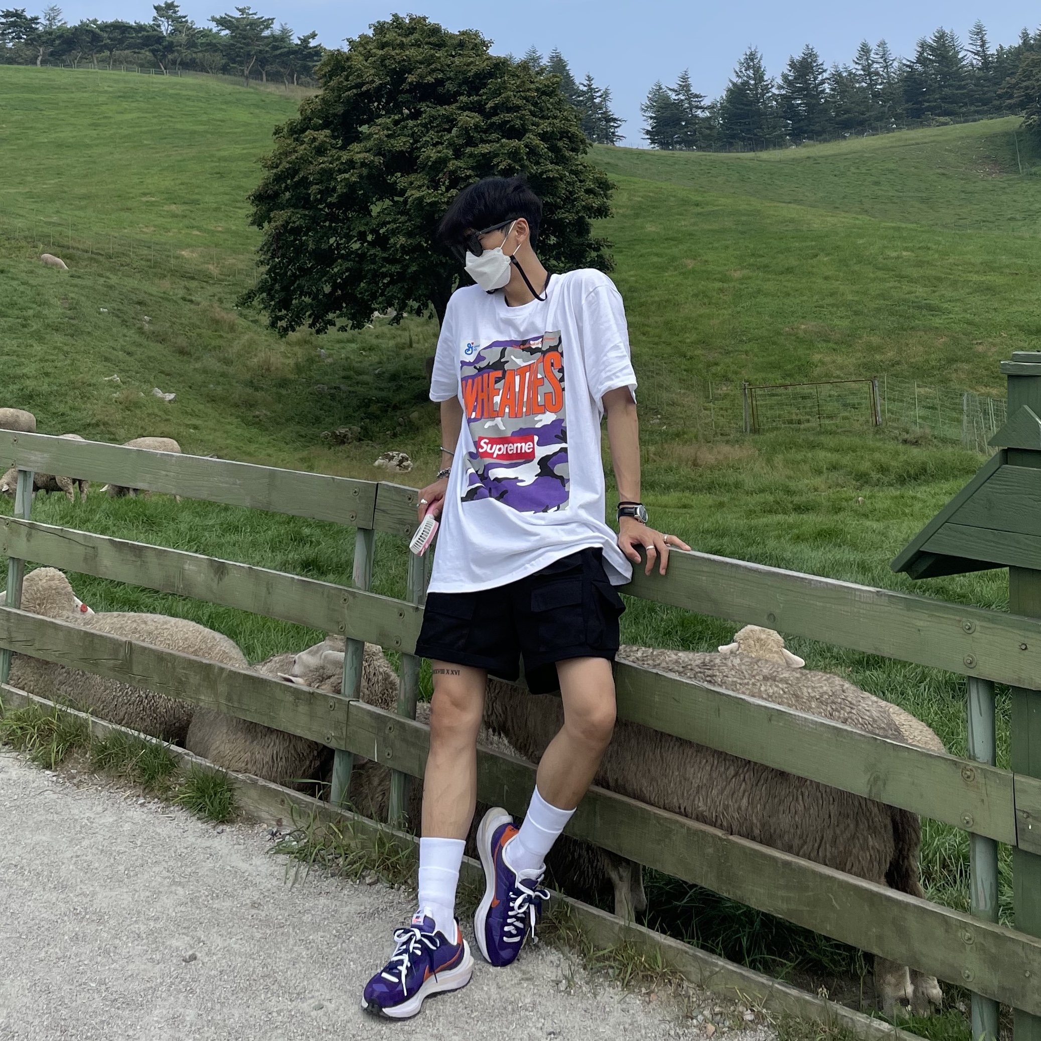 Supreme Wheaties T-Shirt White - 21SS, Nike x Sacai VaporWaffle Dark Iris 착용 스타일 - 3