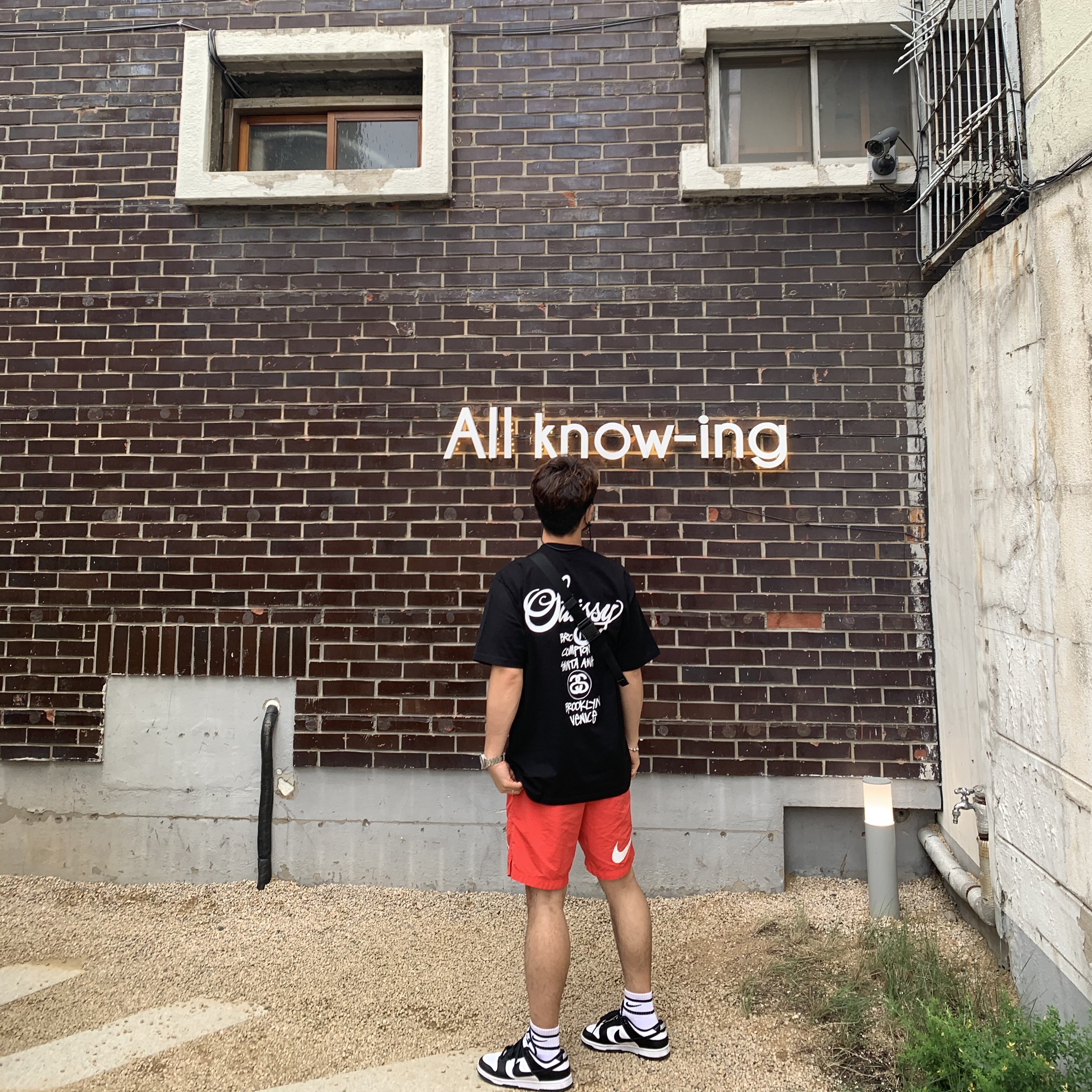 Nike Dunk Low Retro Black, Nike x Stussy Water Shorts Habanero Red 착용 스타일 - 2