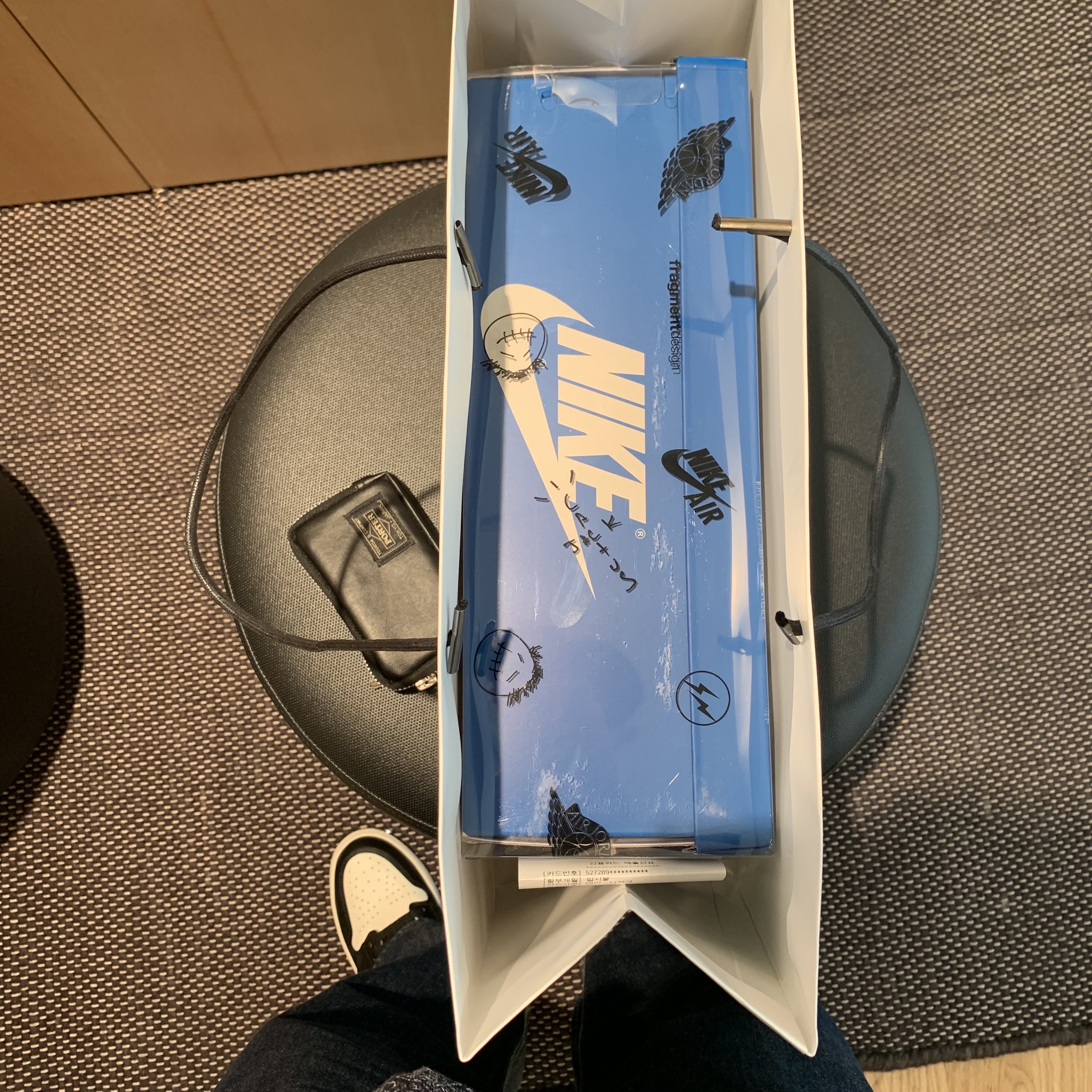Jordan 1 x Travis Scott x Fragment Retro High OG SP Military Blue, Jordan 1 Retro High OG Black Mocha 착용 스타일 - 1