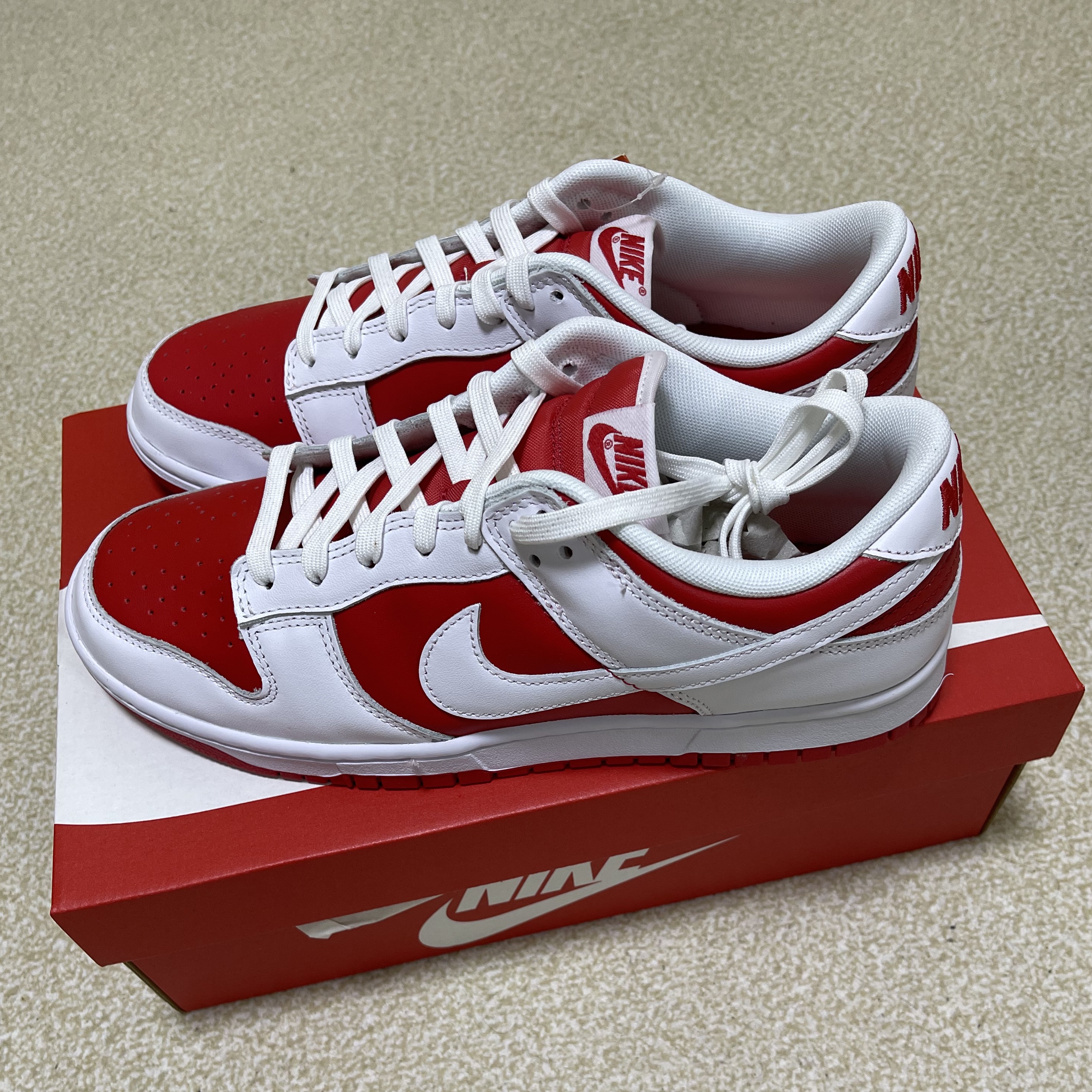 Nike Dunk Low Retro Championship Red 착용 스타일 - 2