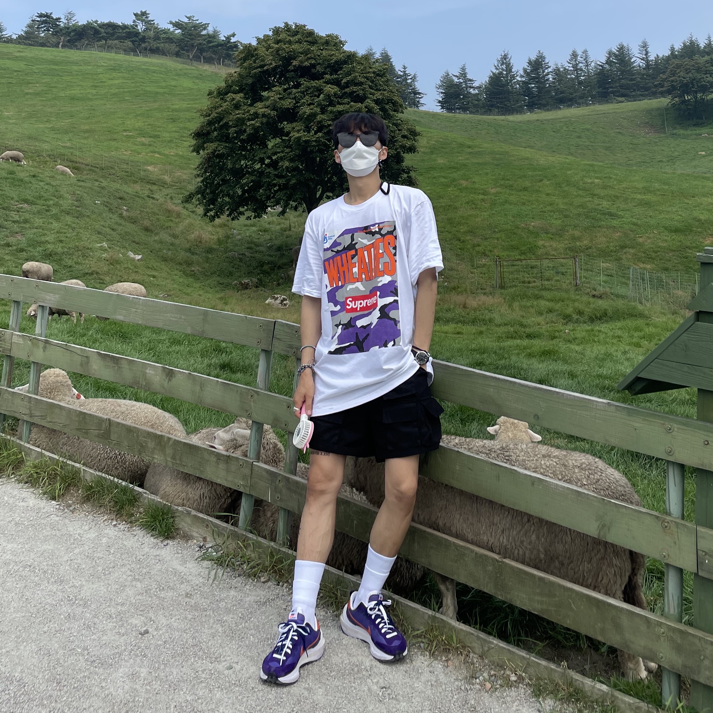 Supreme Wheaties T-Shirt White - 21SS, Nike x Sacai VaporWaffle Dark Iris 착용 스타일 - 1