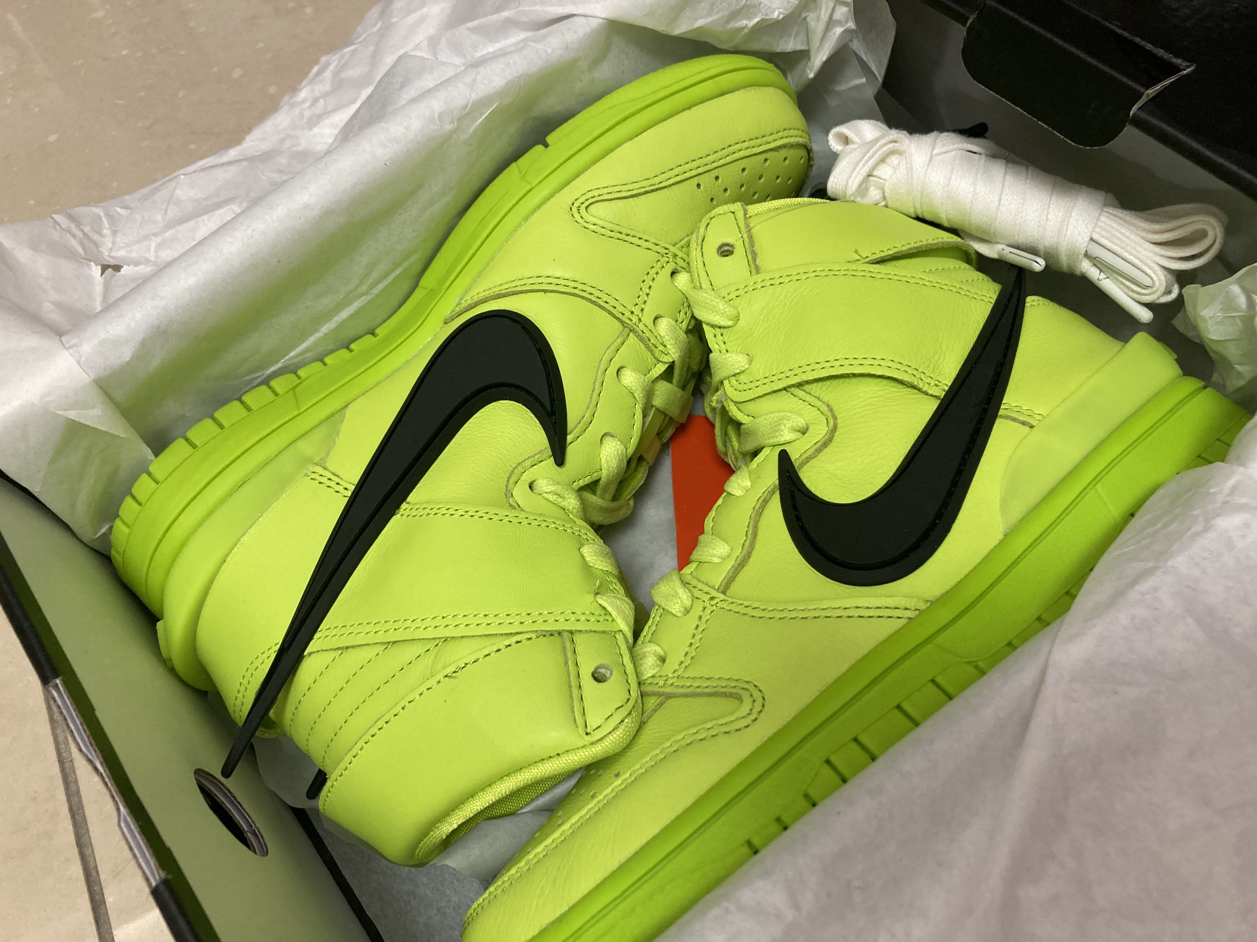 Nike x Ambush Dunk High Flash Lime 착용 스타일 - 2