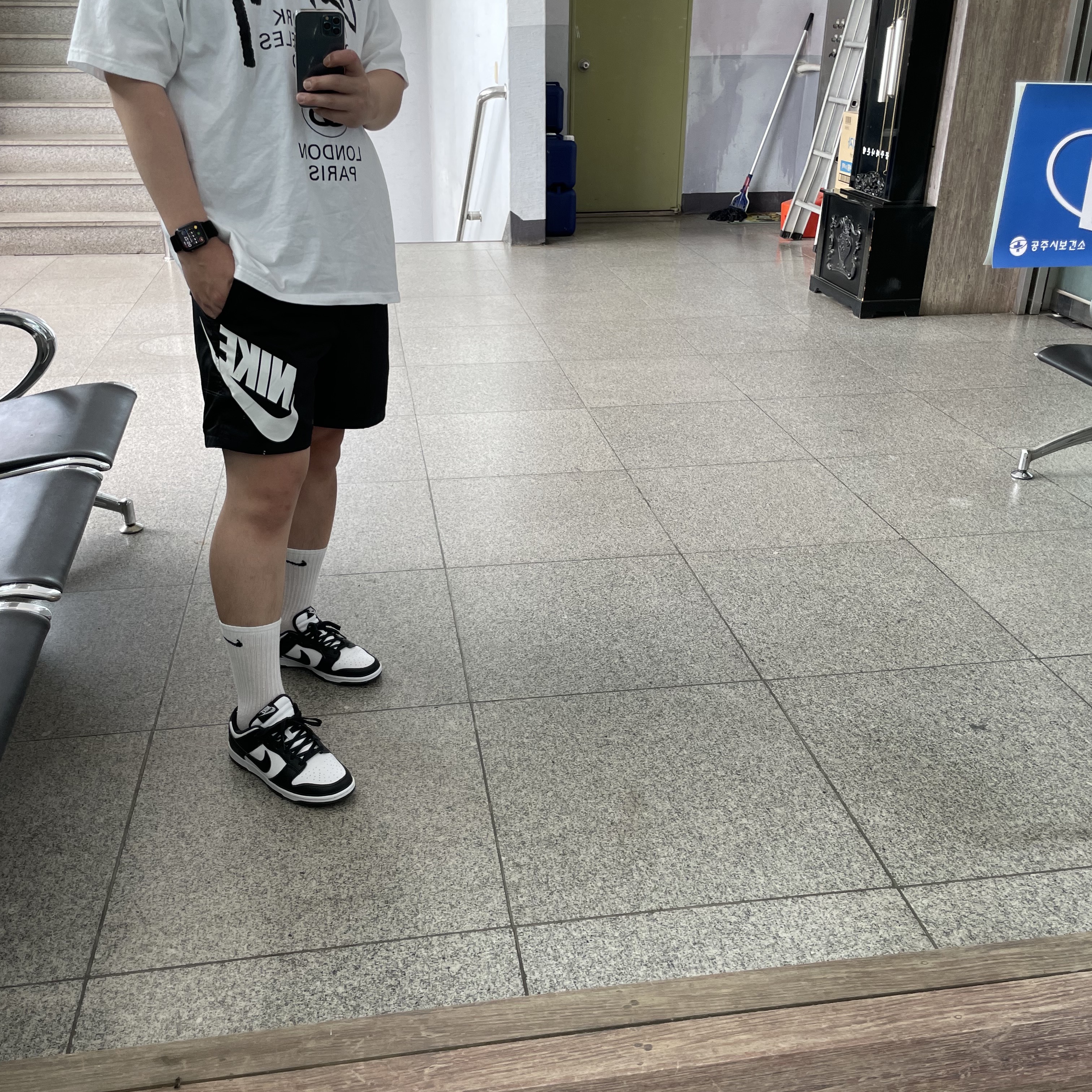 Nike Dunk Low Retro Black, Stussy World Tour T-Shirt White 착용 스타일