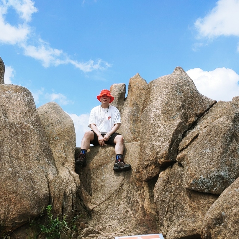 Nike x Stussy Bucket Hat Habanero Red 착용 스타일