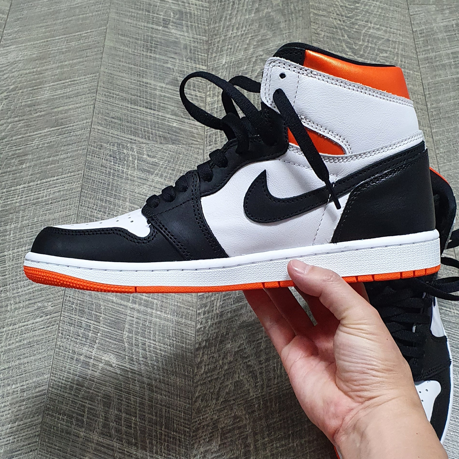 Jordan 1 Retro High OG Electro Orange 착용 스타일
