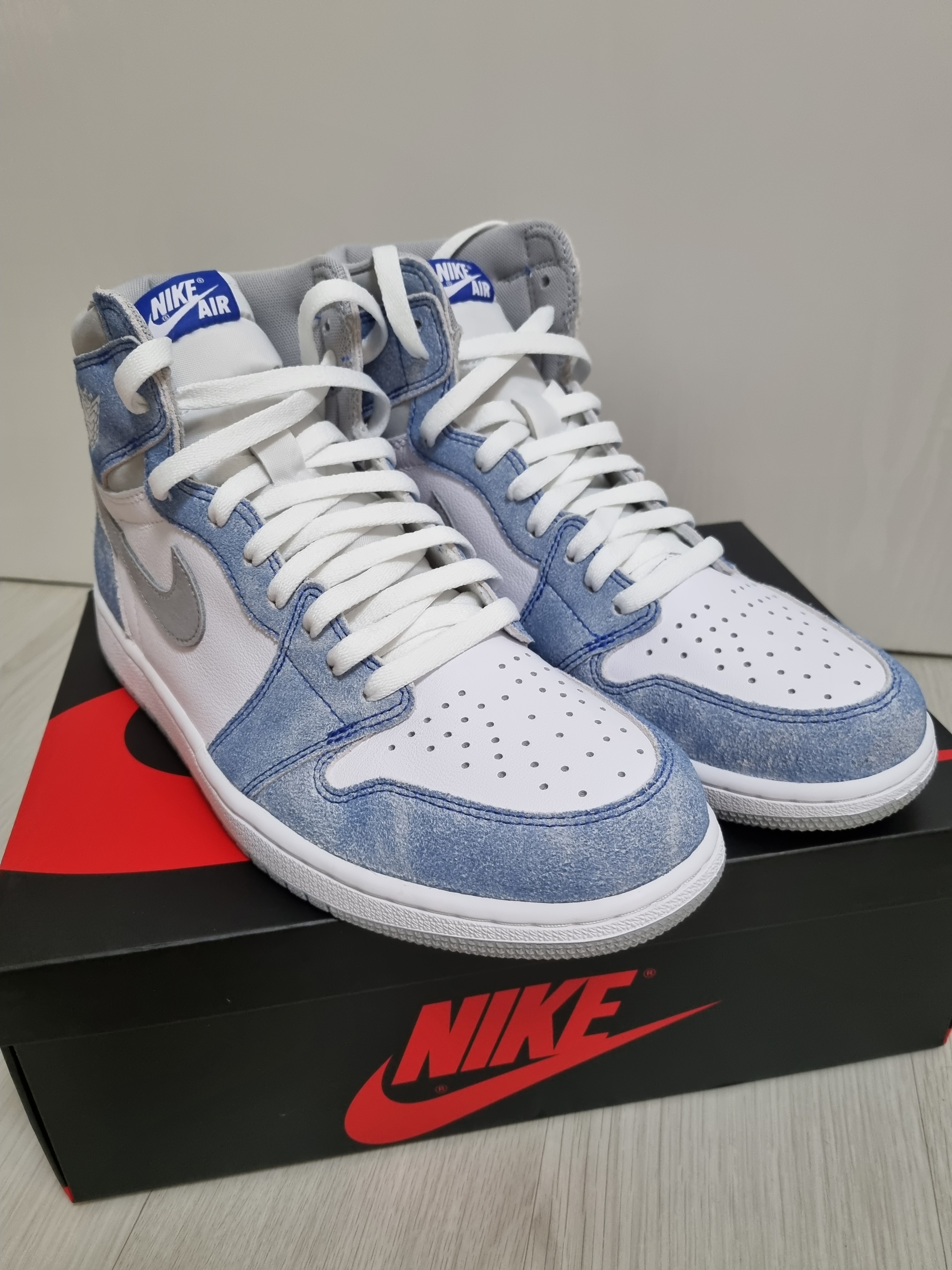 Jordan 1 Retro High OG Hyper Royal 착용 스타일 - 1