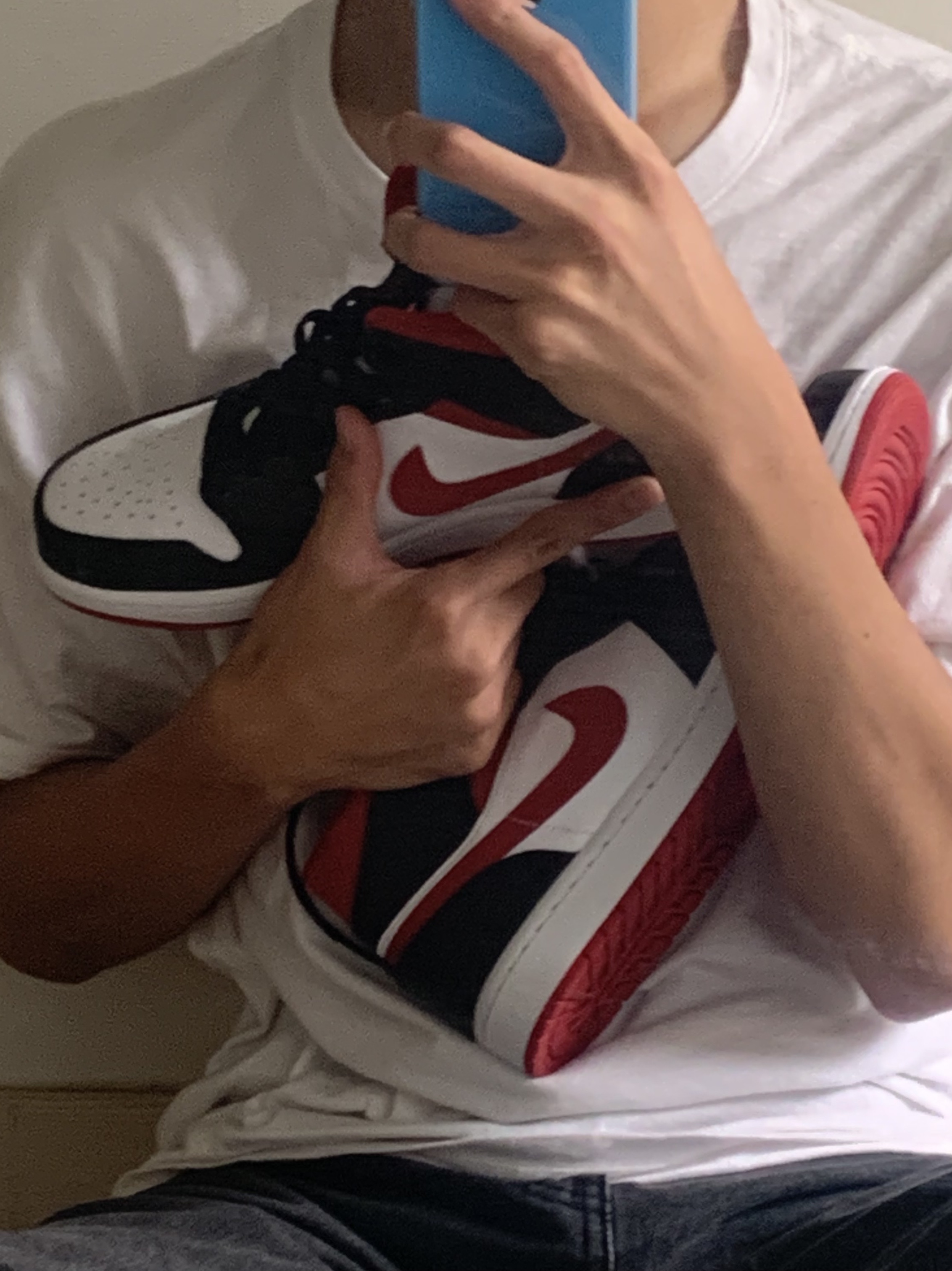 Jordan 1 Mid Gym Red Black White 착용 스타일 - 3
