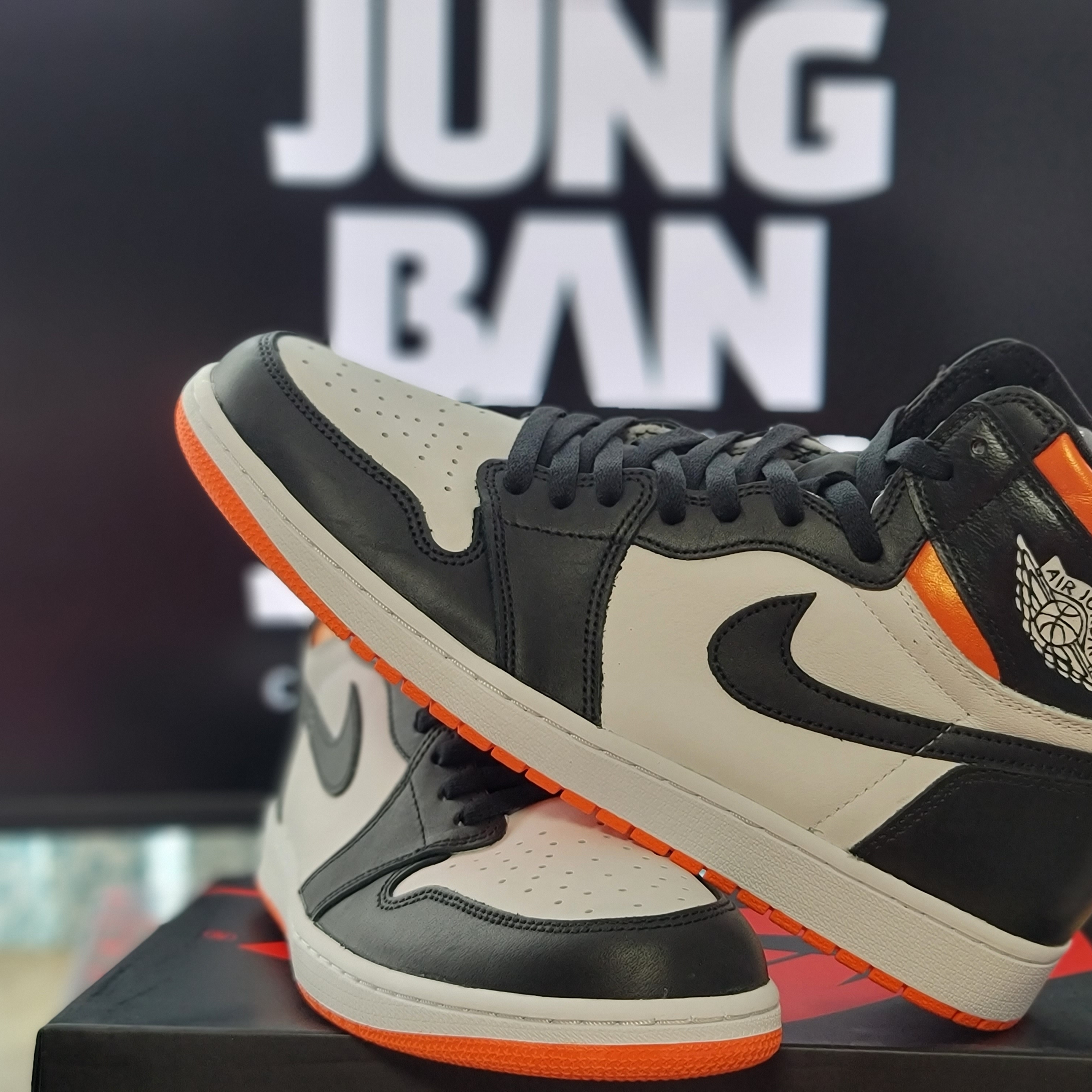 Jordan 1 Retro High OG Electro Orange 착용 스타일 - 1