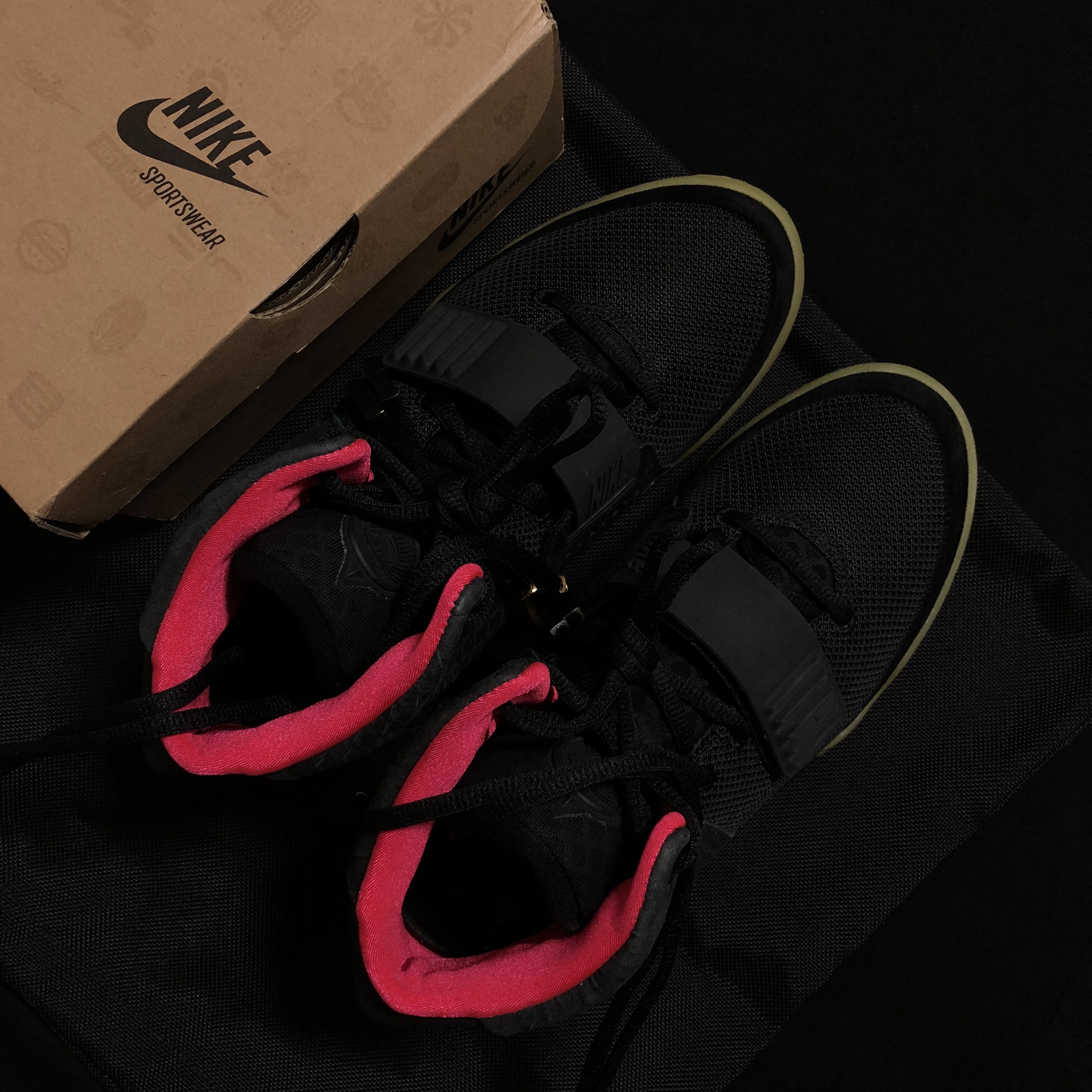 Nike Air Yeezy 2 Solar Red 착용 스타일 - 1