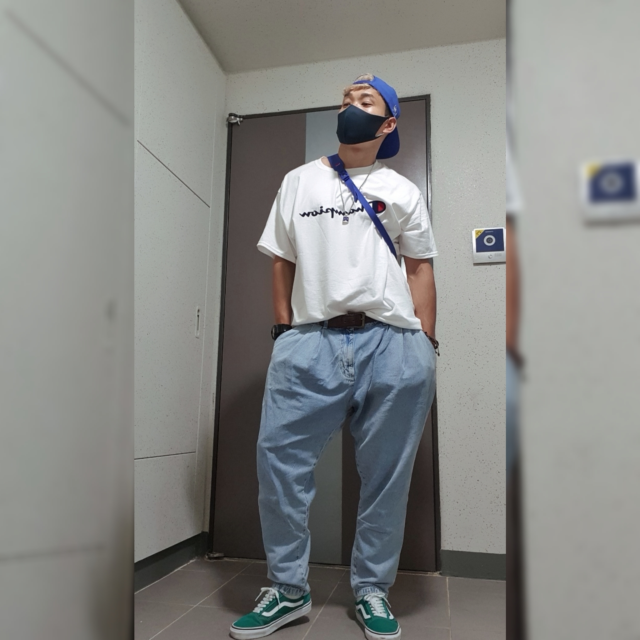 Supreme Sling Bag Royal - 21SS 착용 스타일 - 1
