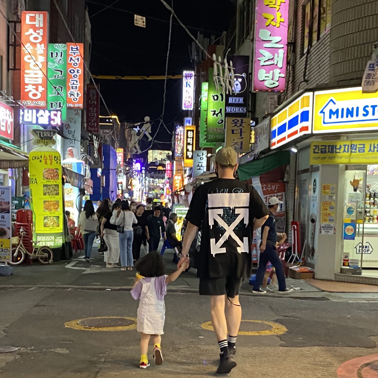 Adidas Yeezy Boost 700 V2 Vanta 2019, Essentials Sweatshorts Black 2020 착용 스타일