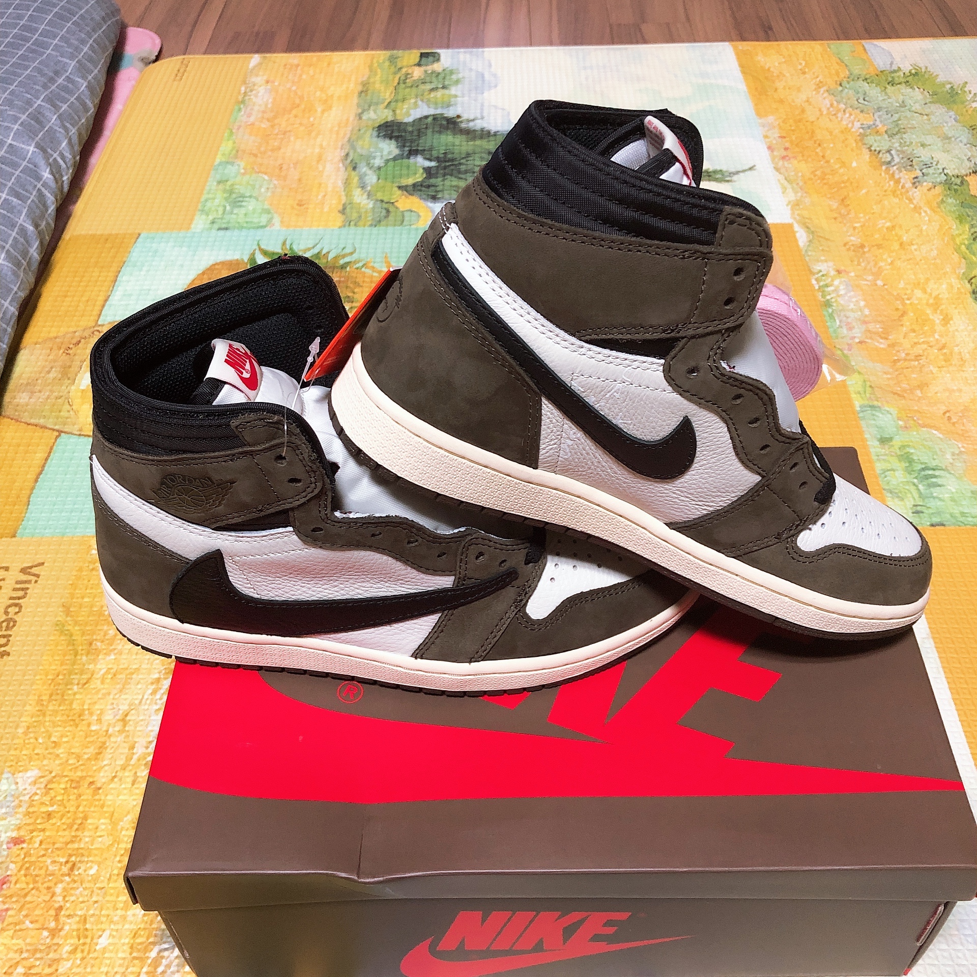 Jordan 1 x Travis Scott Retro High OG SP Mocha 착용 스타일 - 3