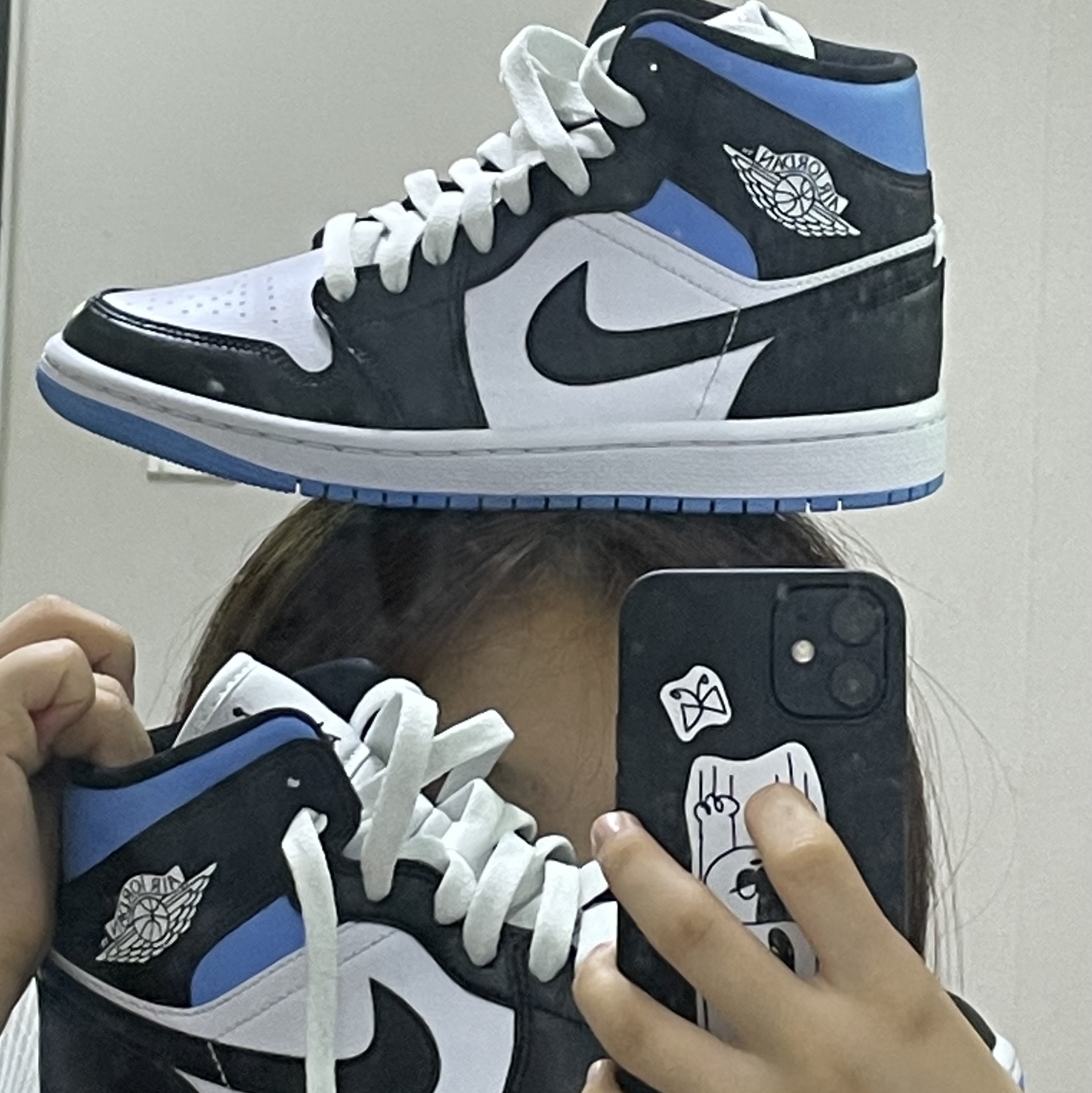 (W) Jordan 1 Mid White Black University Blue 착용 스타일 - 2