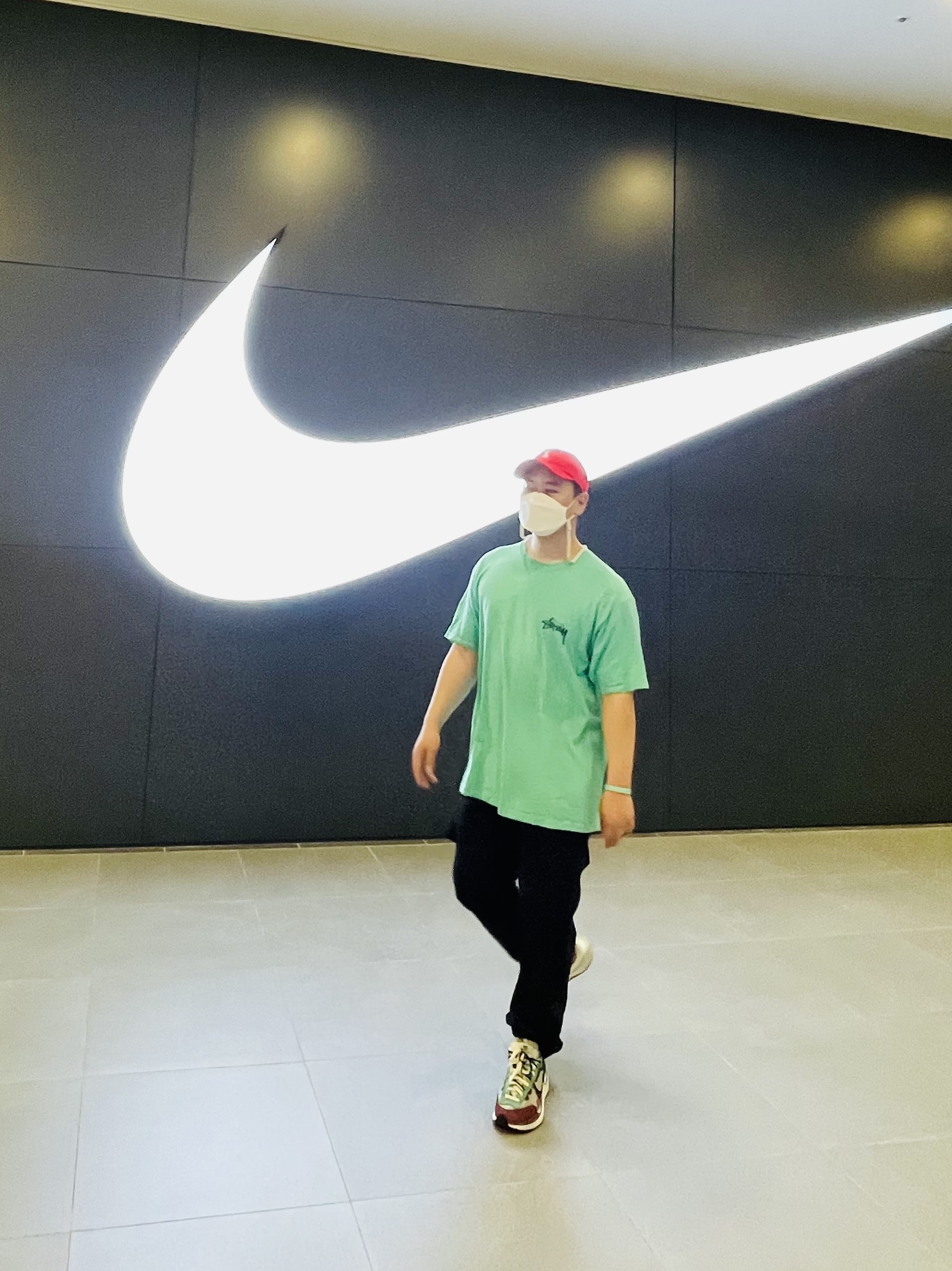 Stussy Big Link T-Shirt Green, Nike x Sacai VaporWaffle String & Black Villain Red 착용 스타일 - 2