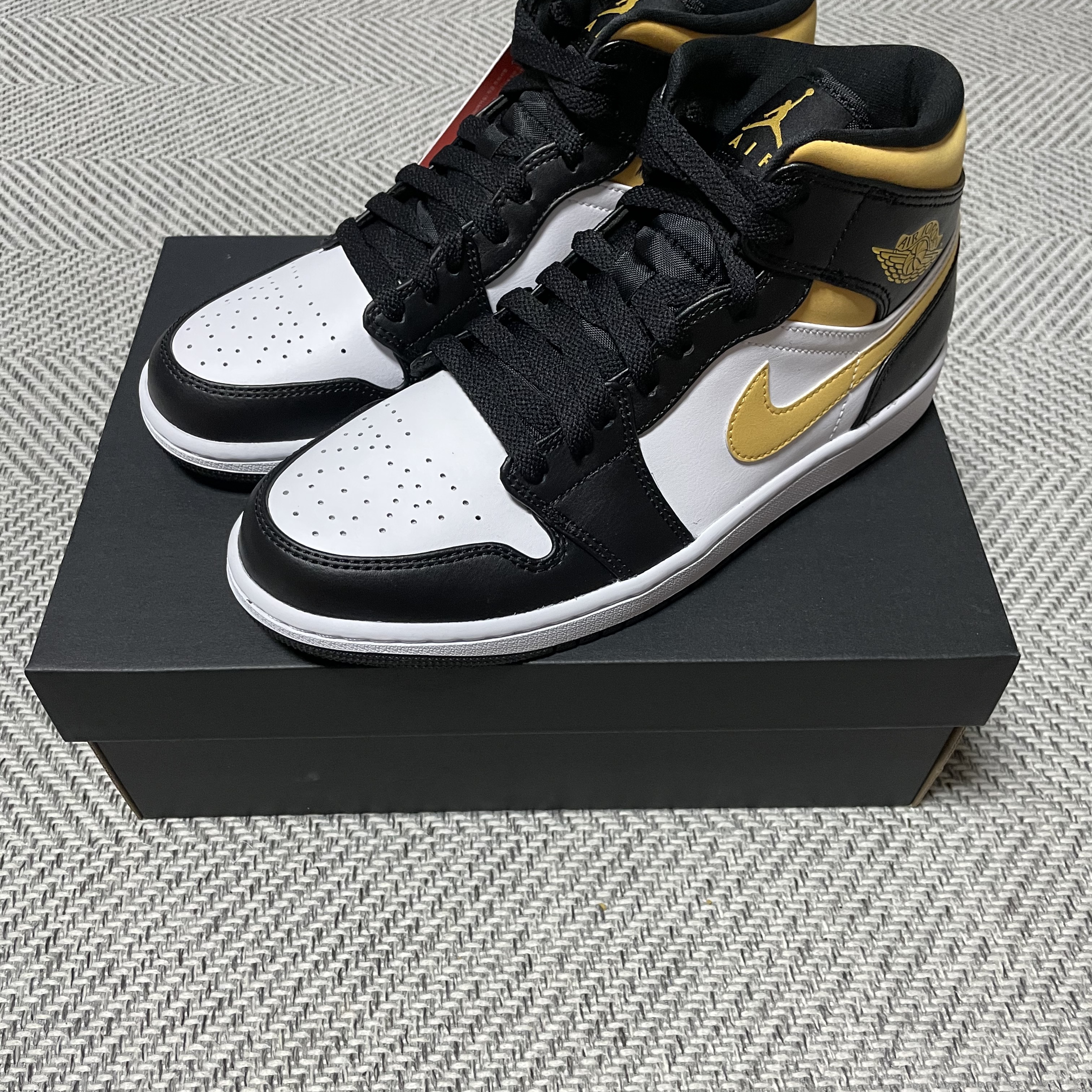 Jordan 1 Mid Pollen 착용 스타일 - 1