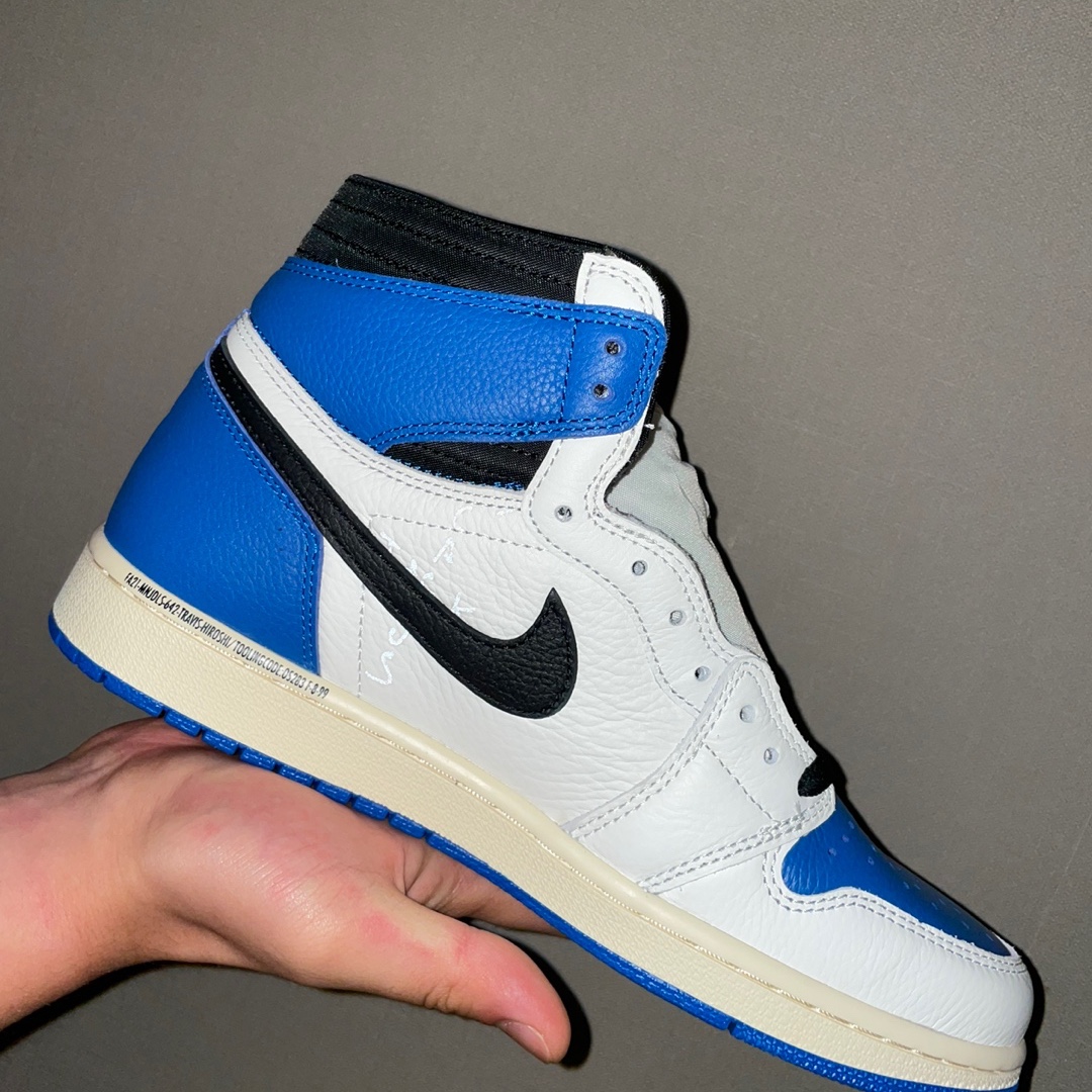 Jordan 1 x Travis Scott x Fragment Retro High OG SP Military Blue 착용 스타일 - 4