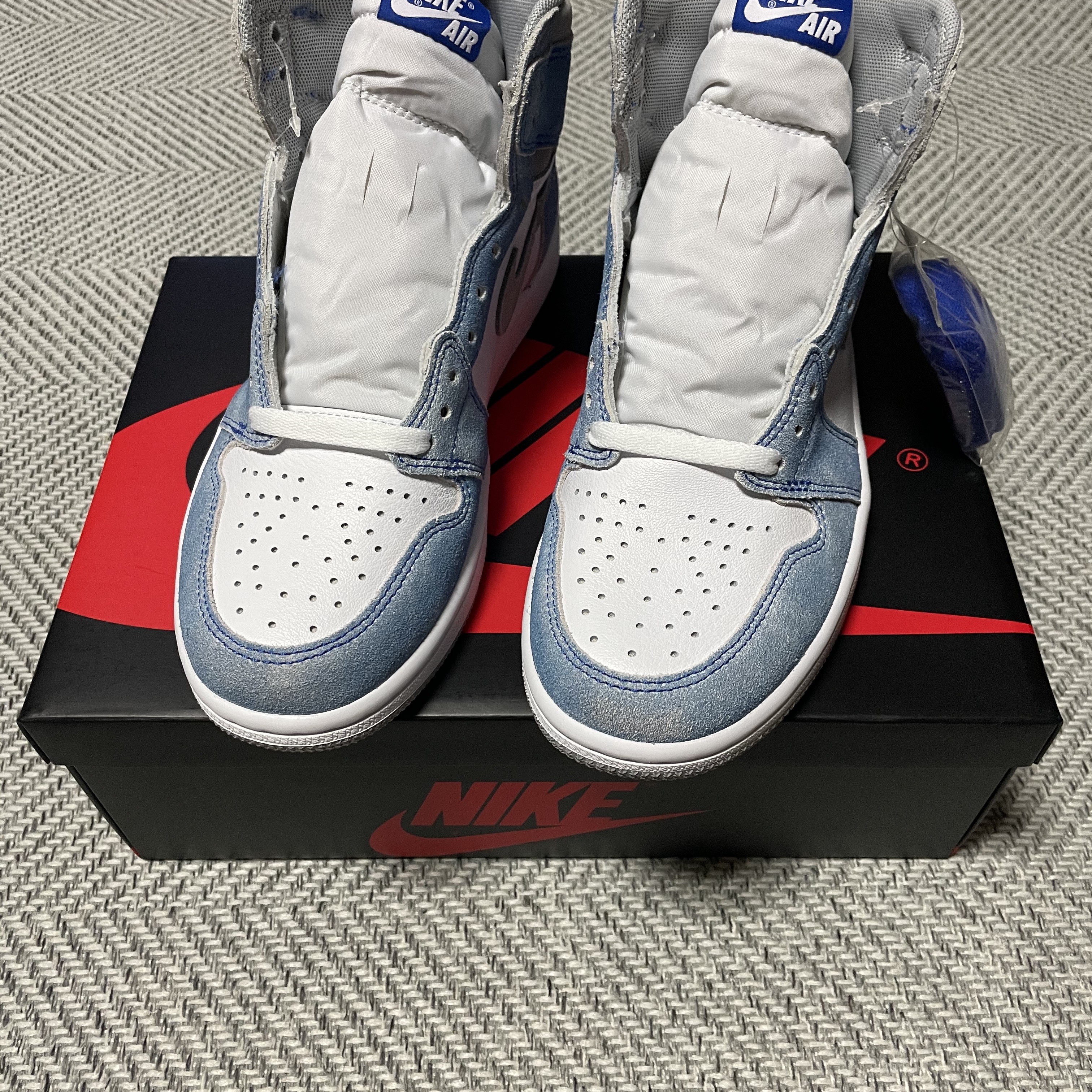 Jordan 1 Retro High OG Hyper Royal 착용 스타일 - 1