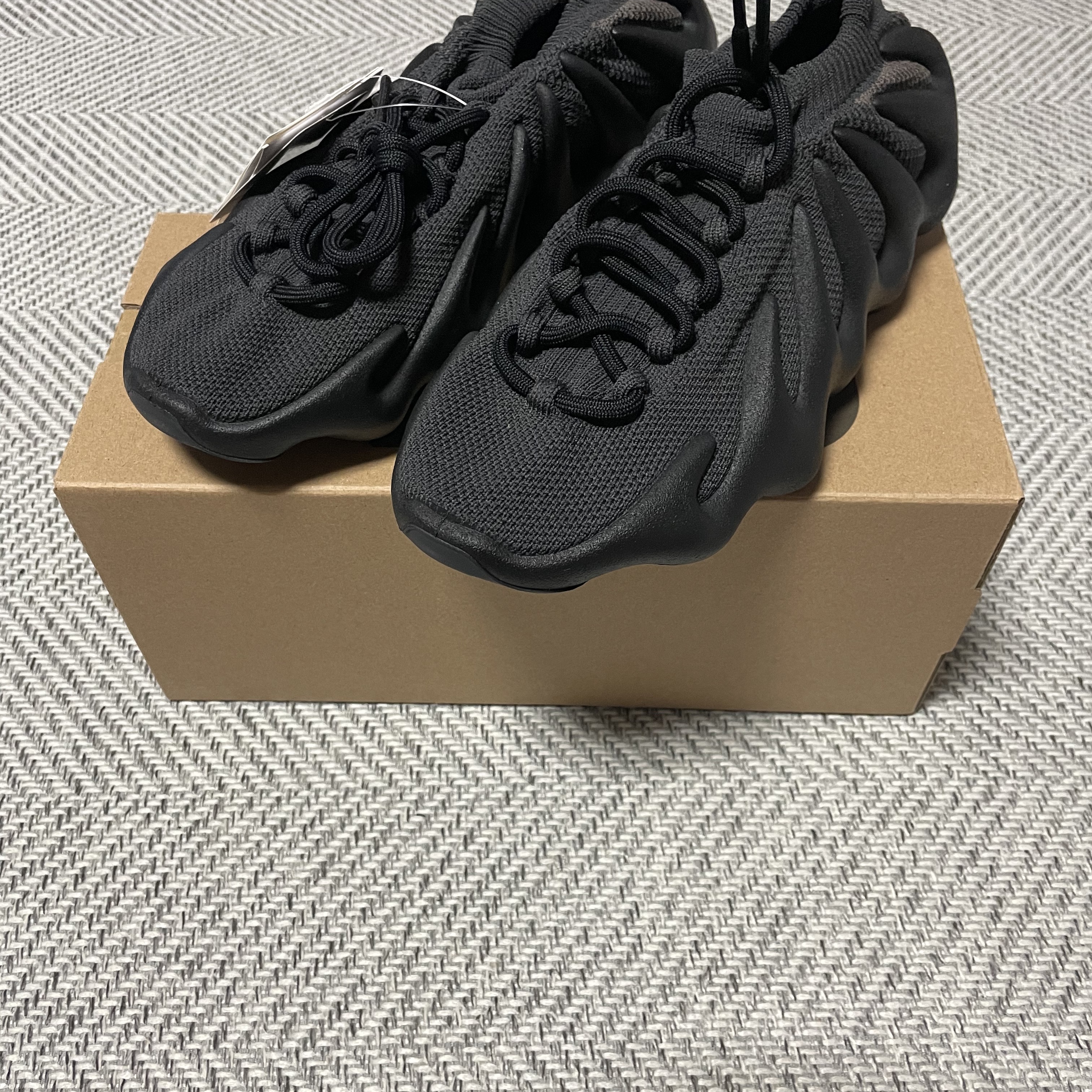 Adidas Yeezy 450 Dark Slate 착용 스타일 - 1