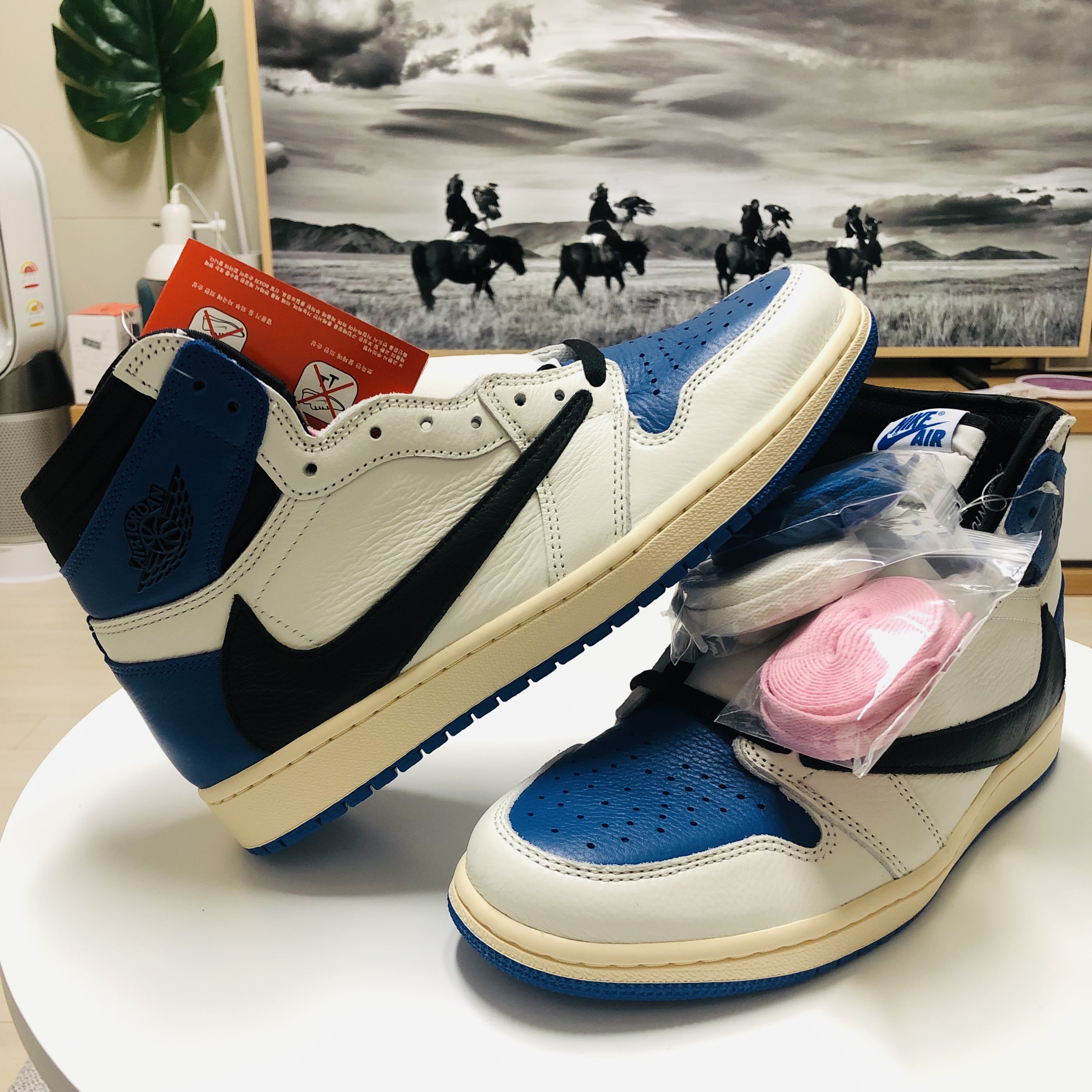 Jordan 1 x Travis Scott x Fragment Retro High OG SP Military Blue 착용 스타일 - 1