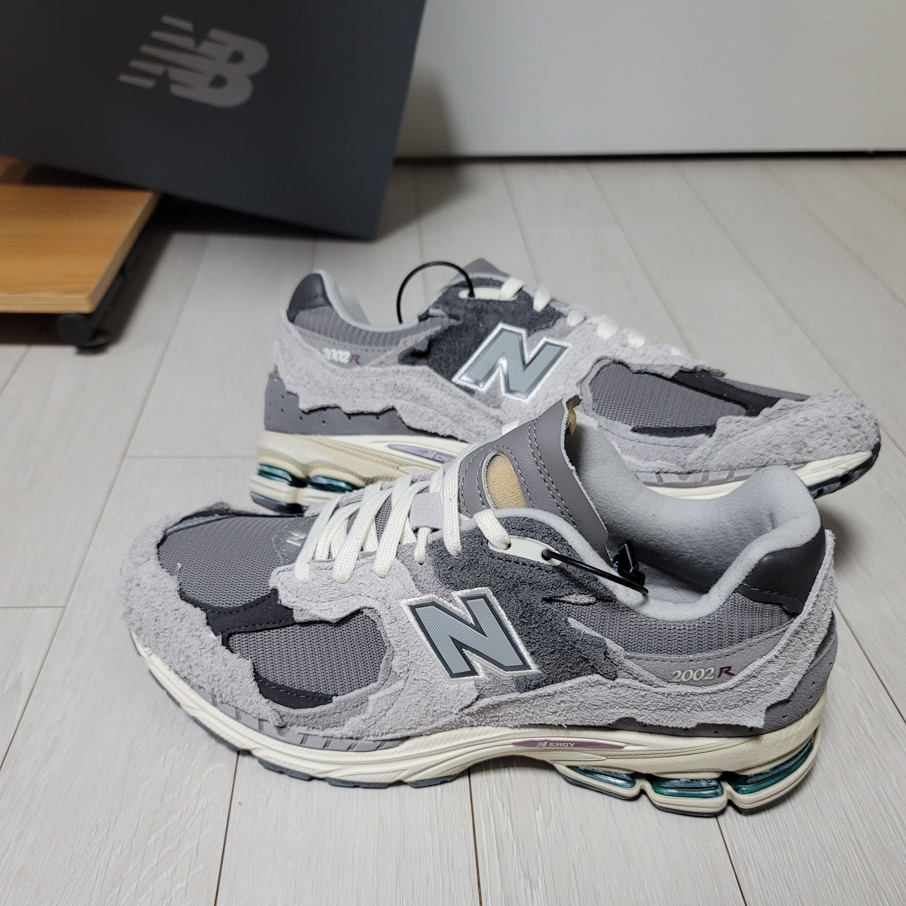 New Balance 2002R Protection Pack Rain Cloud 착용 스타일