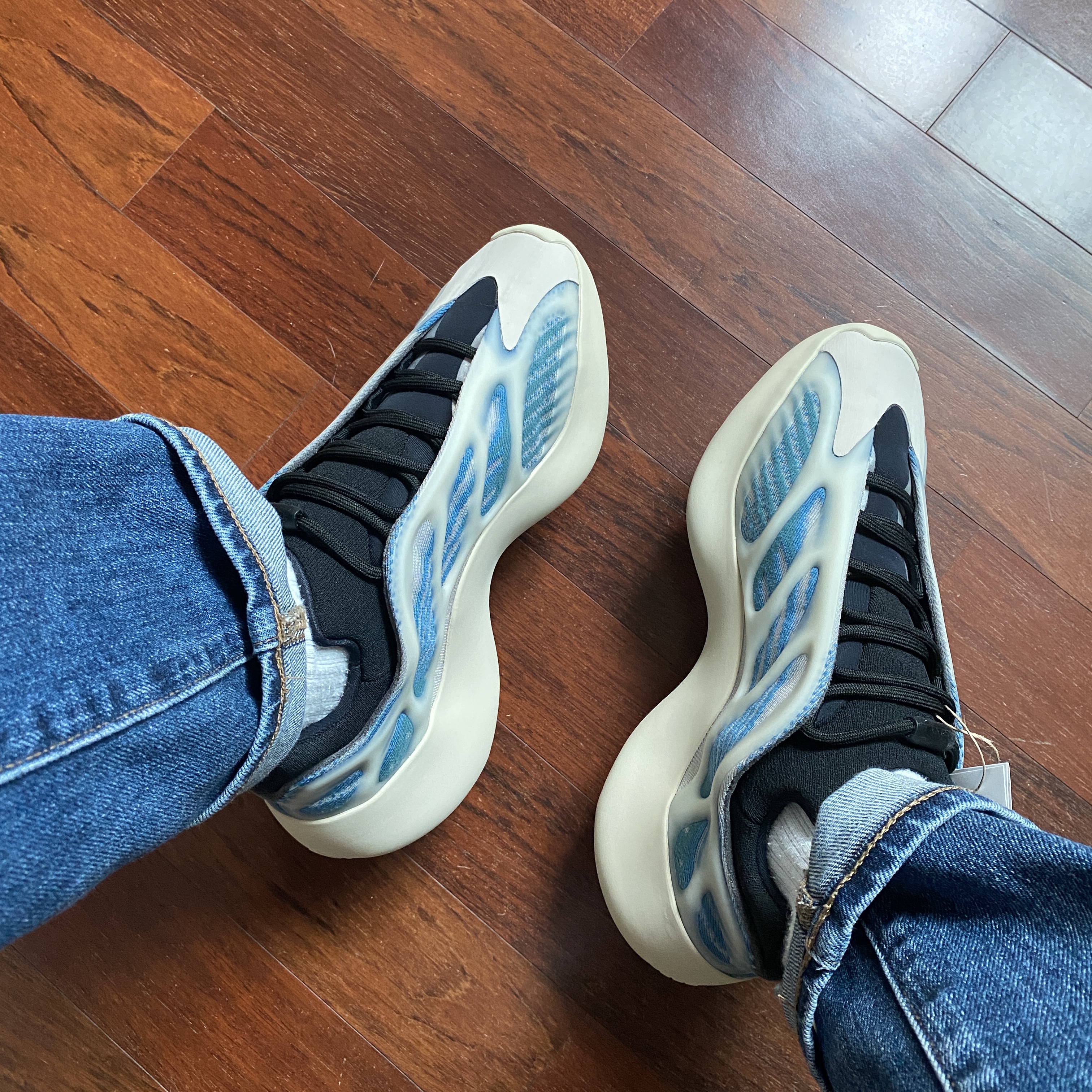 Adidas Yeezy 700 V3 Kyanite 착용 스타일