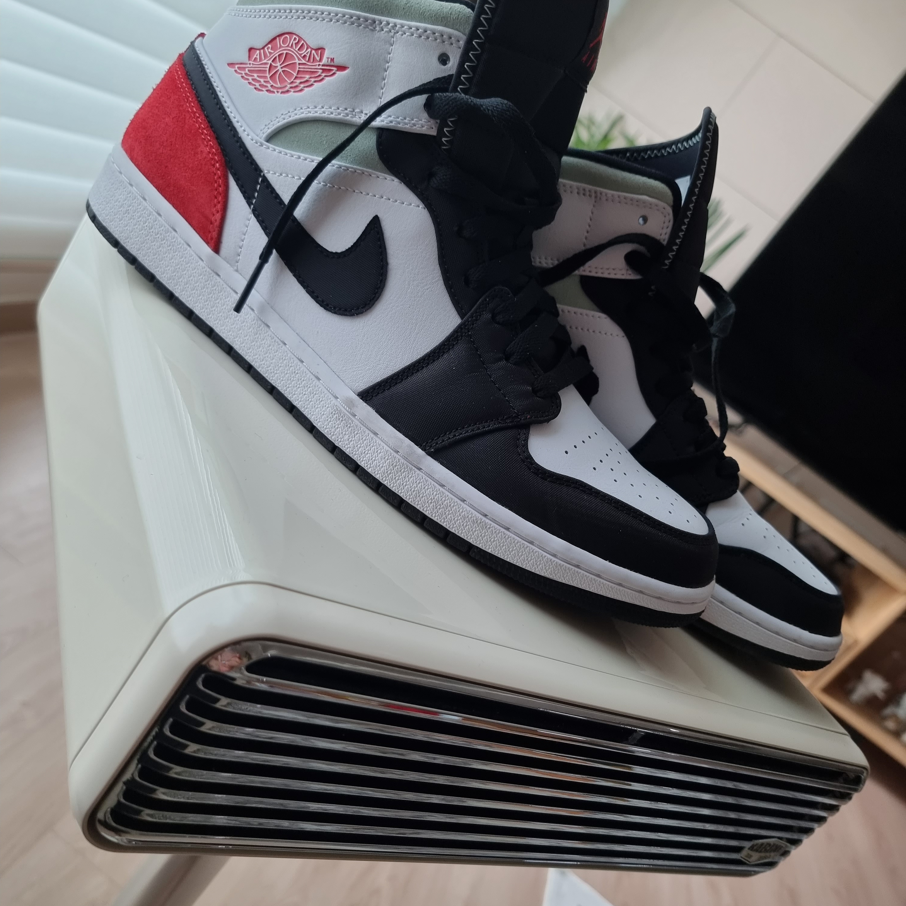 Jordan 1 Mid SE Track Red 착용 스타일