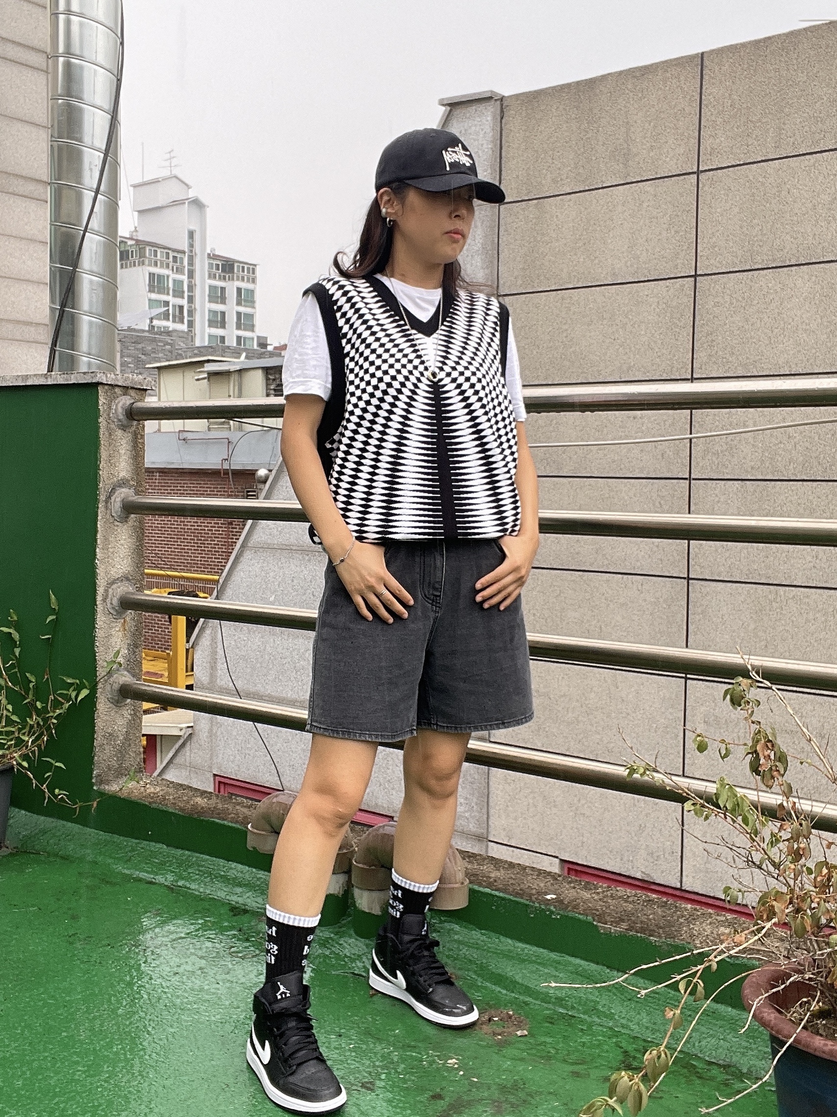 (W) Jordan 1 Mid Black White, Stussy Psychedelic Check Vest Black 착용 스타일 - 2