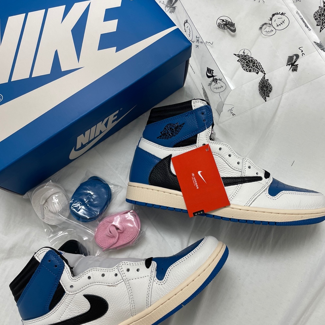 Jordan 1 x Travis Scott x Fragment Retro High OG SP Military Blue 착용 스타일 - 1