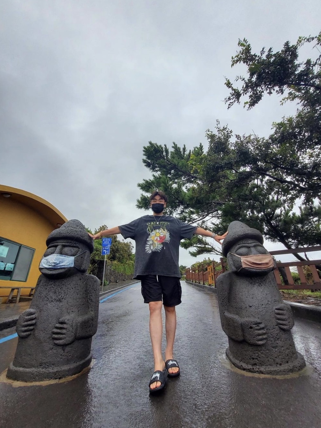 Nike x Stussy Benassi Slide Black, Stone Island L1029 Seersucker Cargo Bermuda Shorts Black - 20SS 착용 스타일