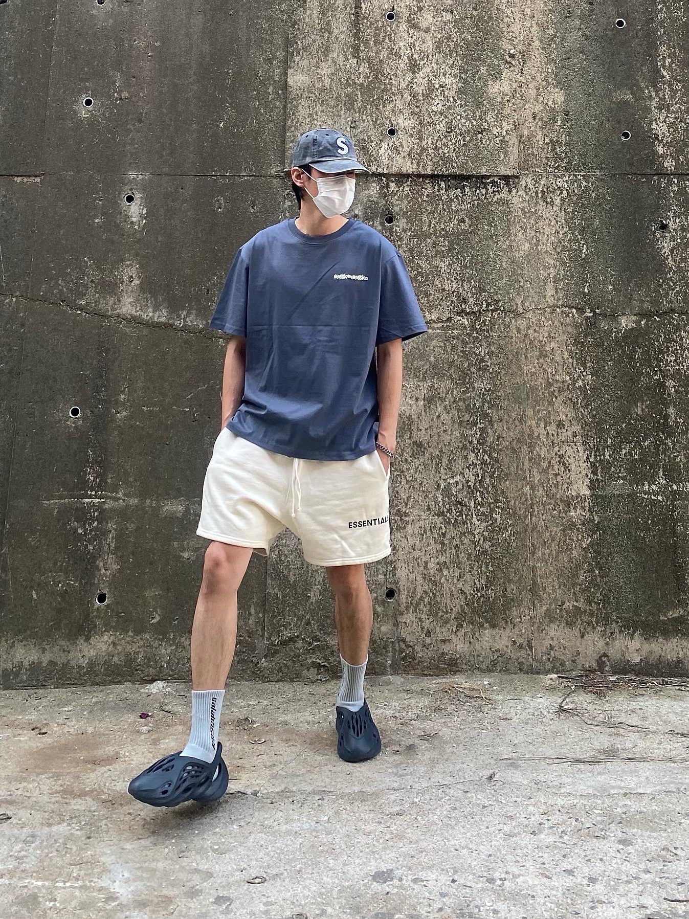 Adidas Yeezy Foam RNNR Mineral Blue, Supreme Pigment Print S Logo 6-Panel Black - 20SS 착용 스타일 - 1