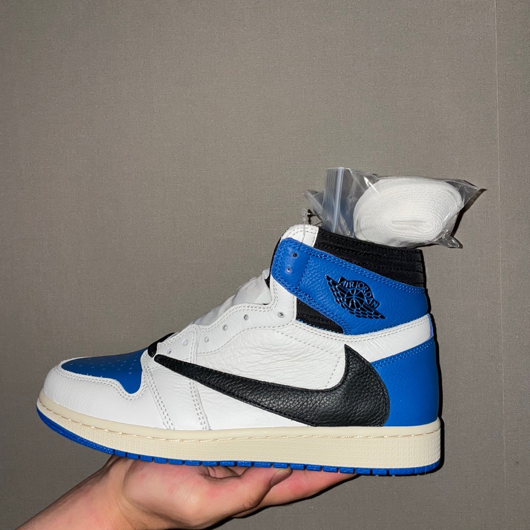 Jordan 1 x Travis Scott x Fragment Retro High OG SP Military Blue 착용 스타일 - 3