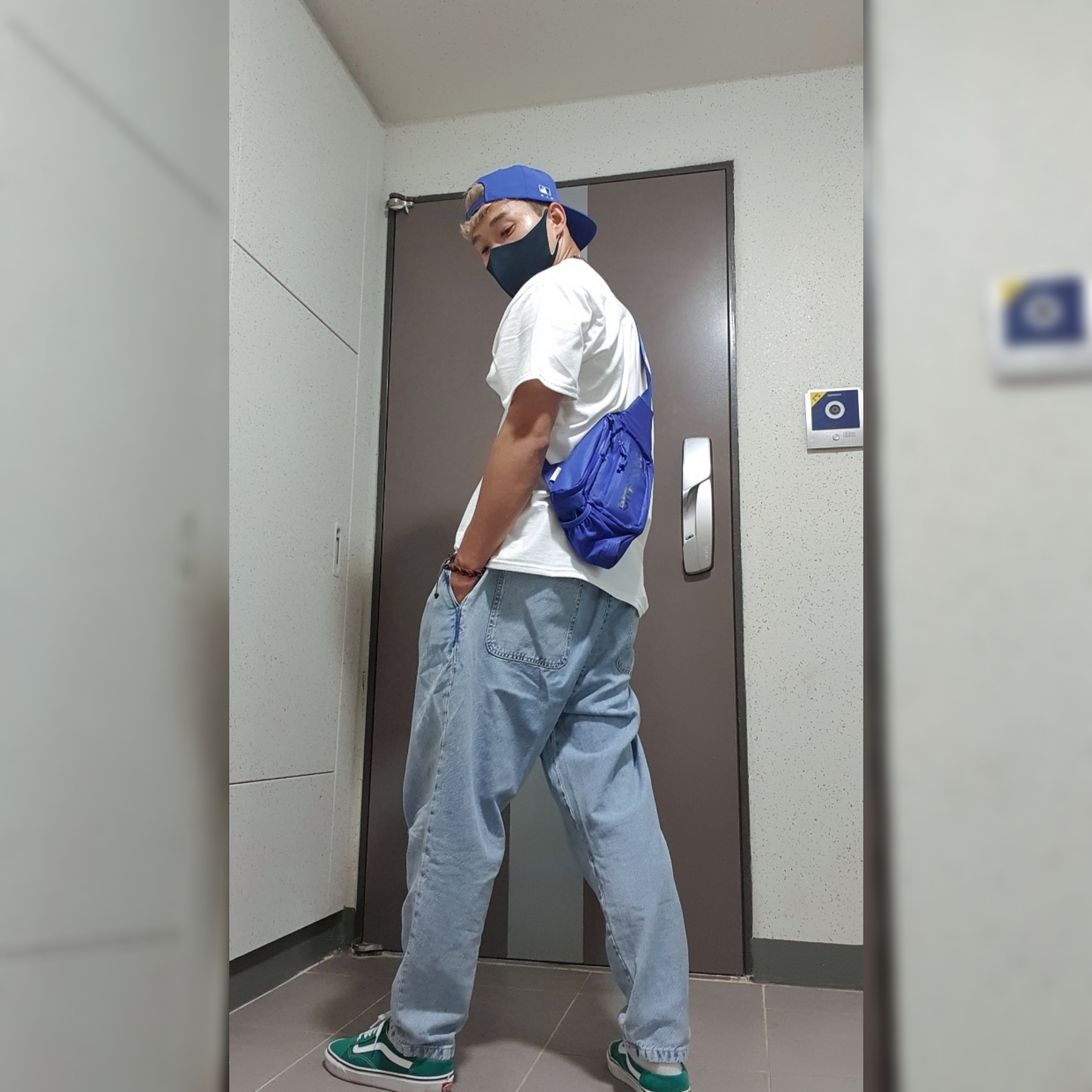 Supreme Sling Bag Royal - 21SS 착용 스타일 - 4