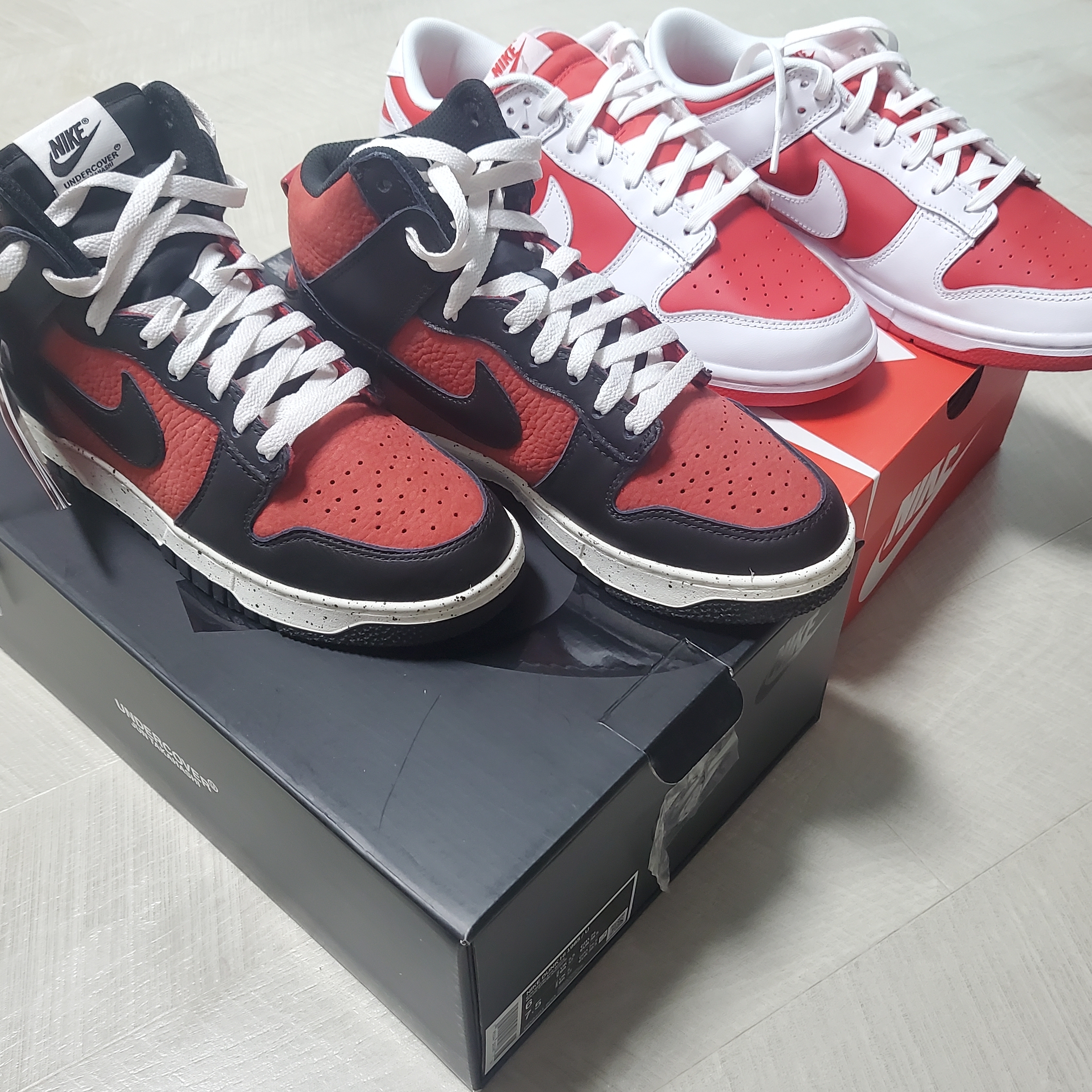 Nike x Undercover Dunk High 1985 Gym Red, Nike Dunk Low Retro Championship Red 착용 스타일 - 1