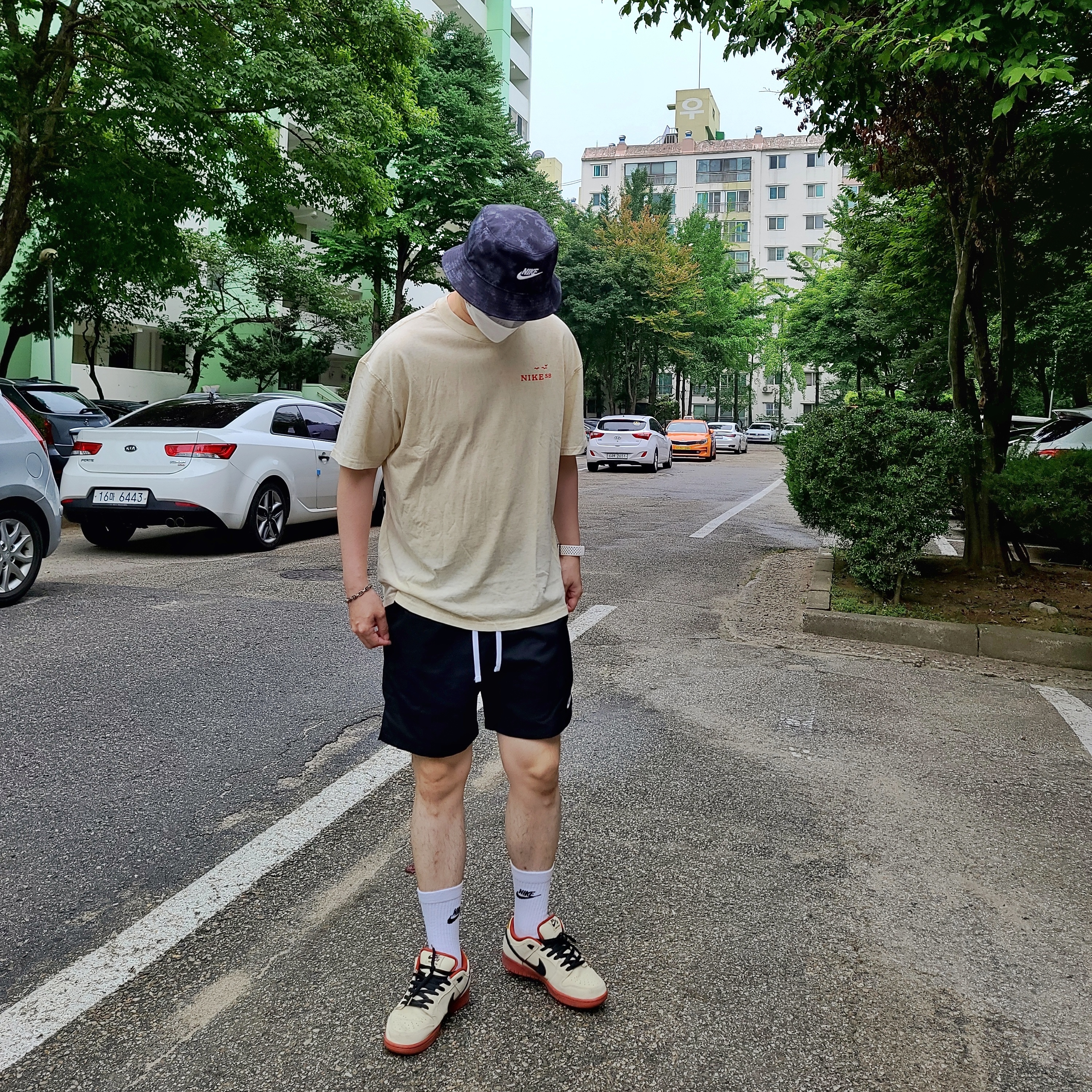 Nike Bucket Futura Tie-Dye Black, Nike SB Dunk Low Pro Hennessy 착용 스타일