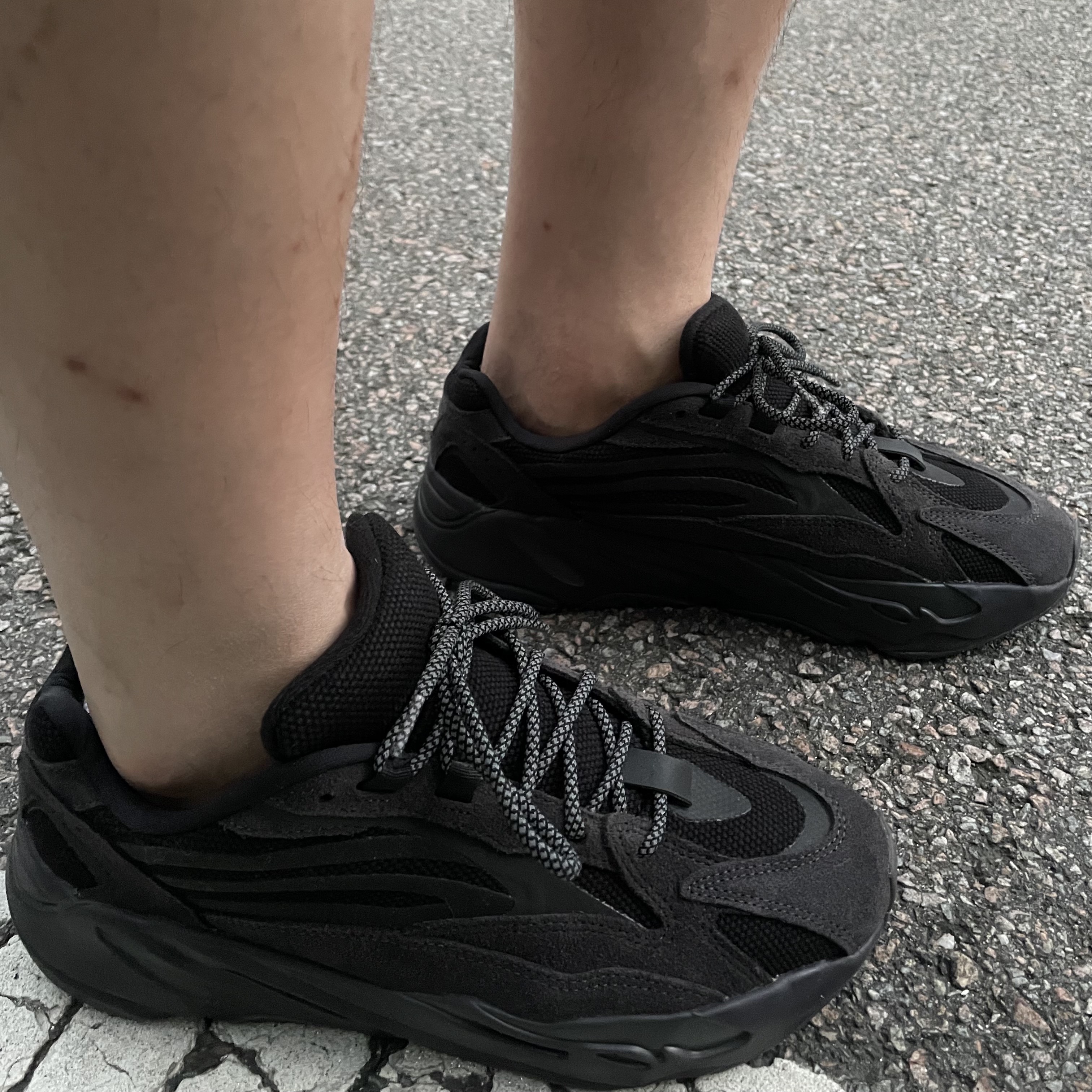 Adidas Yeezy Boost 700 V2 Vanta 2019 착용 스타일 - 2