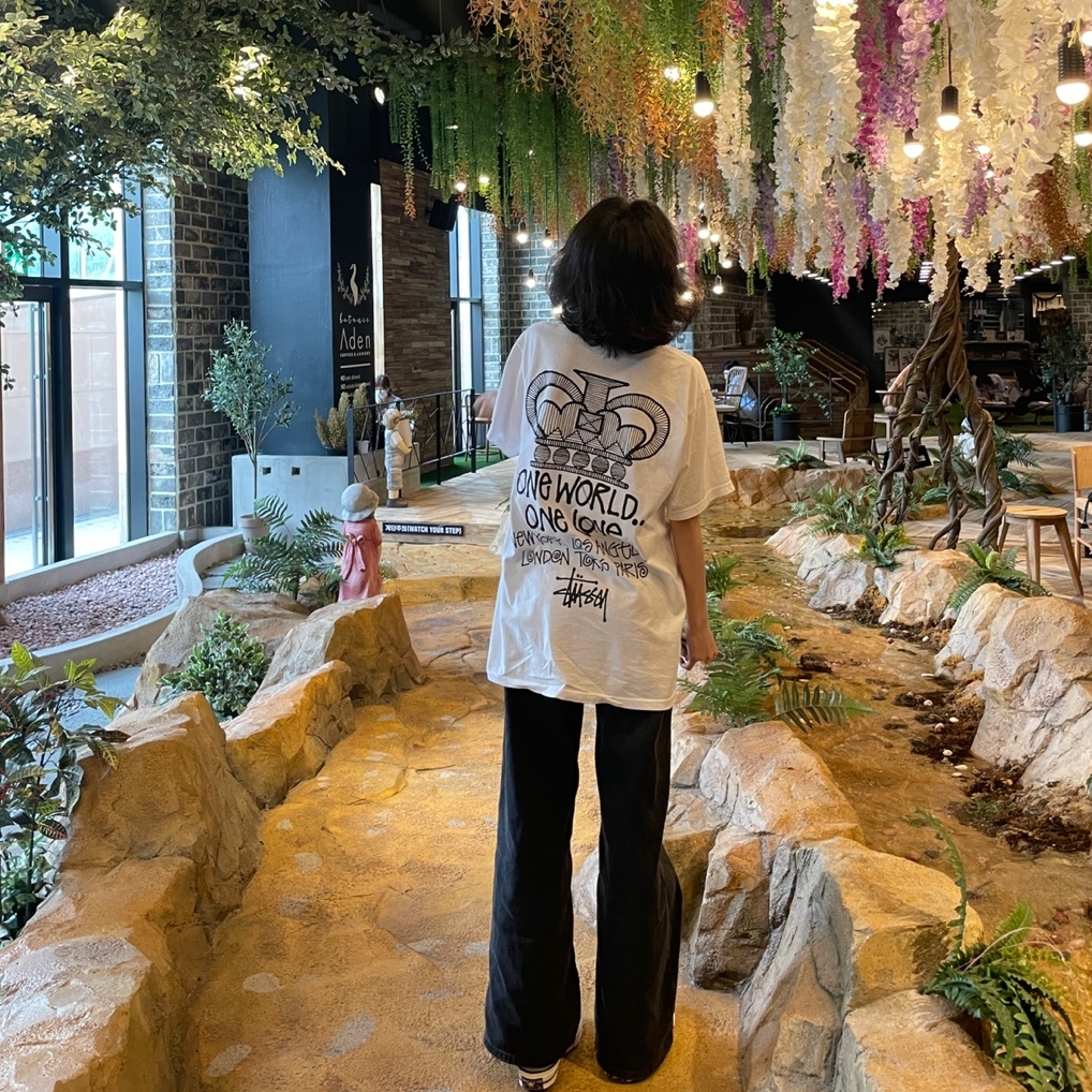 Stussy One World T-Shirt White, Converse Chuck 70 High Vintage Canvas Wolf Grey 착용 스타일
