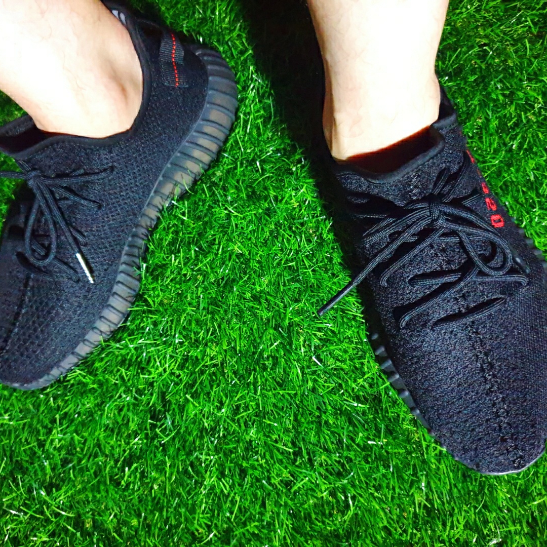 Adidas Yeezy Boost 350 V2 Black Red 2020 착용 스타일 - 4