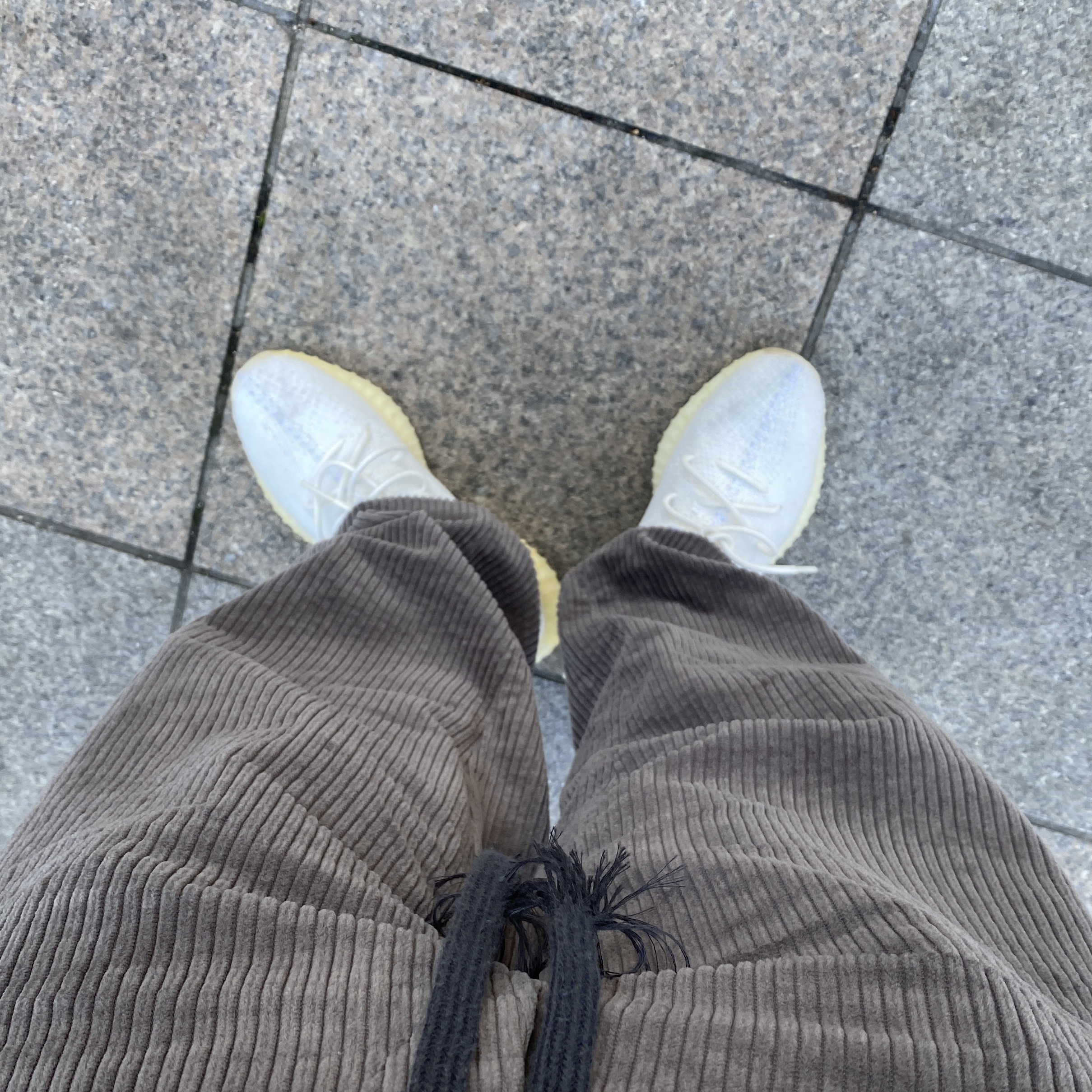 Adidas Yeezy Boost 350 V2 Cream/Triple White 착용 스타일