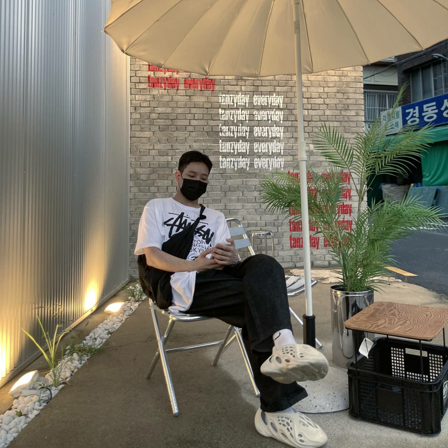 Stussy World Tour T-Shirt White, Adidas Yeezy Foam RNNR Sand 착용 스타일