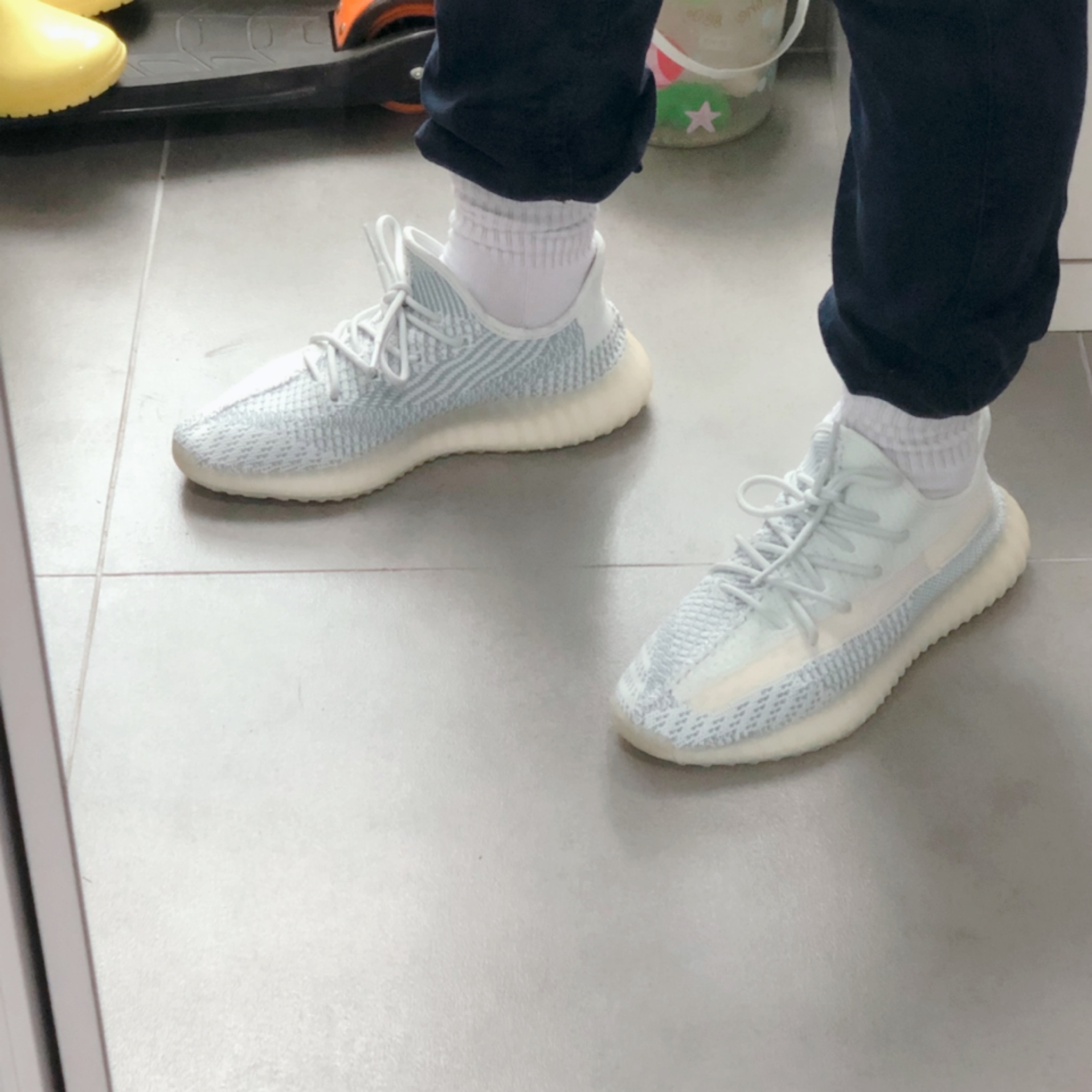 Adidas Yeezy Boost 350 V2 Cloud White - Non-Reflective 착용 스타일 - 2