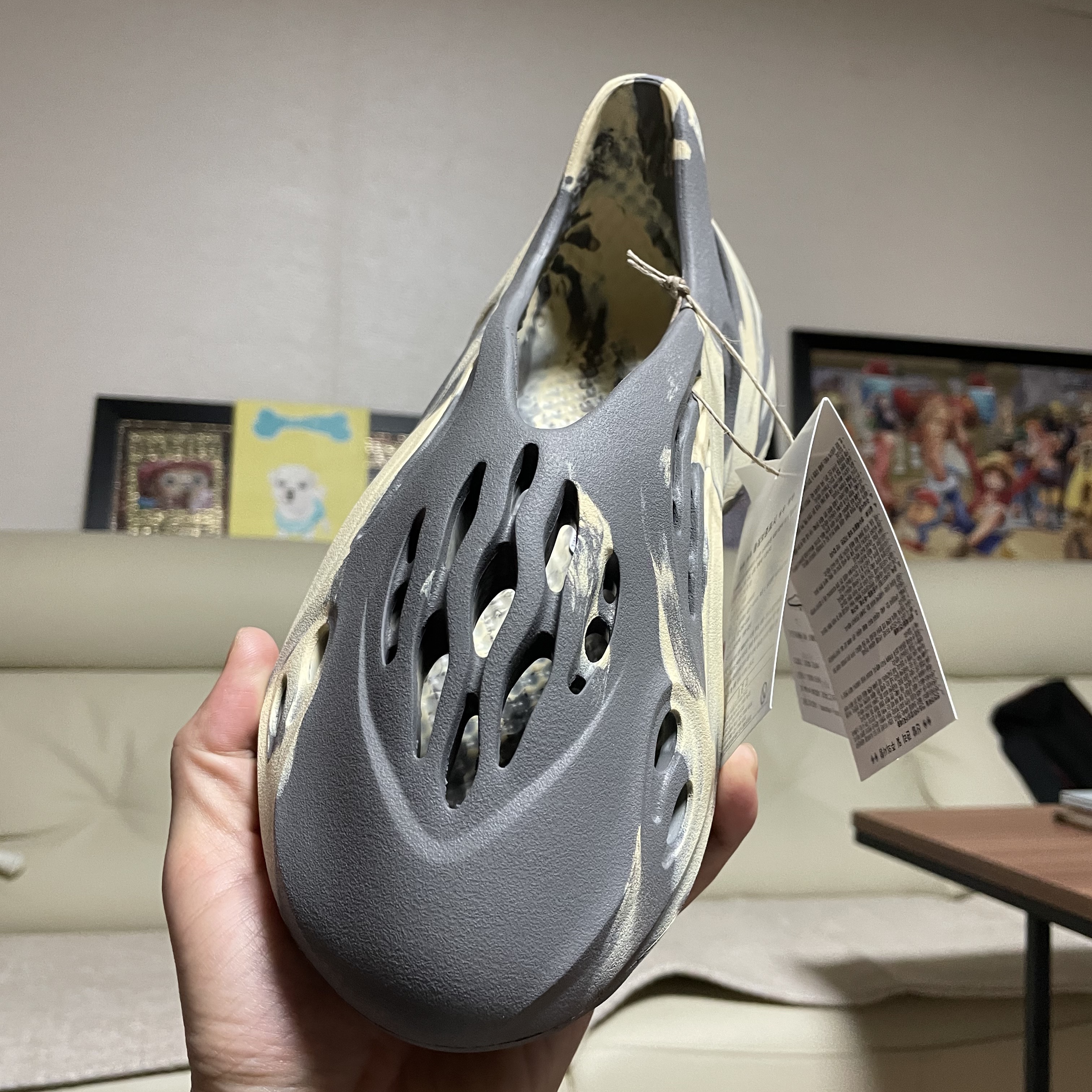 Adidas Yeezy Foam RNNR MXT Moon Gray 착용 스타일 - 3