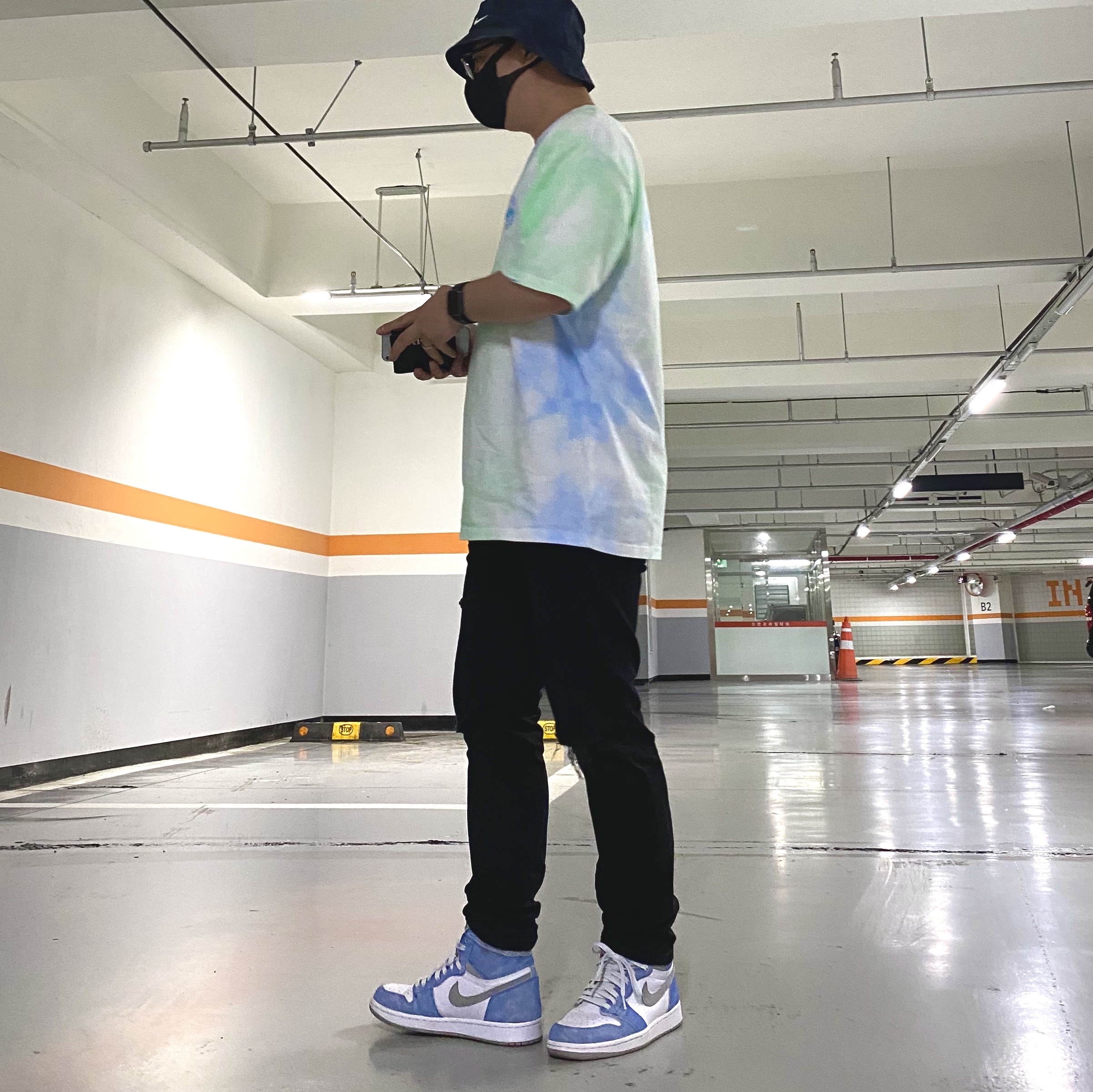 Nike NRG Bucket Hat Black, Jordan 1 Retro High OG Hyper Royal 착용 스타일