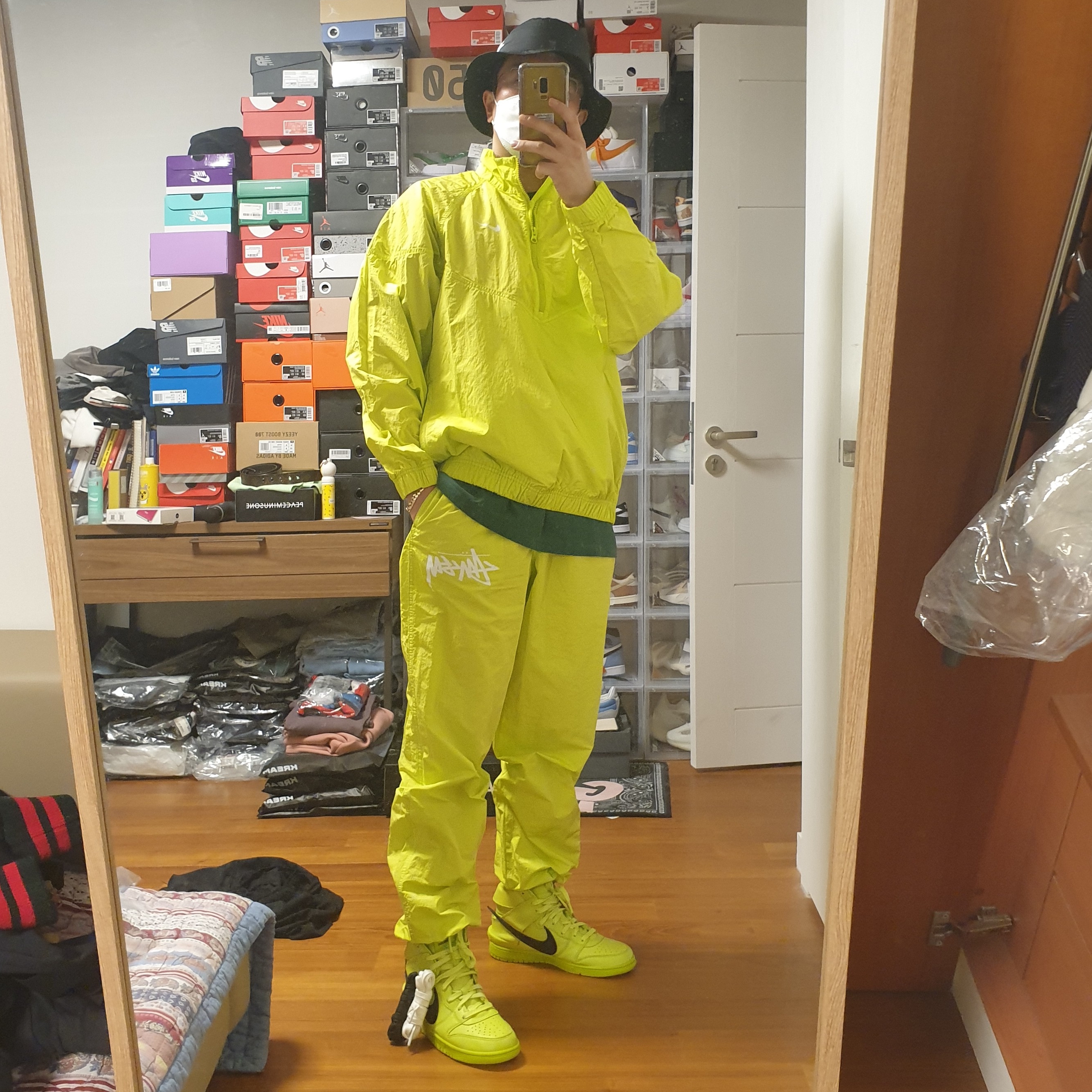 Nike x Stussy Bucket Hat Black, Nike x Stussy Beach Pants Bright Cactus 착용 스타일 - 3