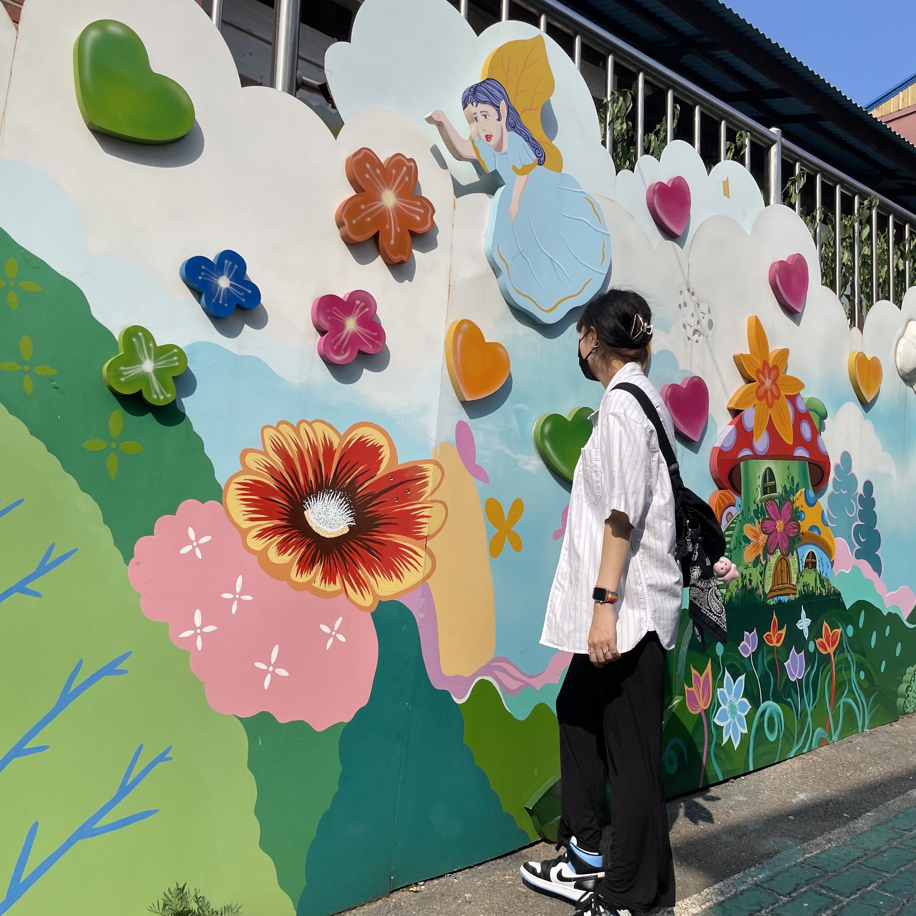 (W) Jordan 1 Mid White Black University Blue 착용 스타일 - 2