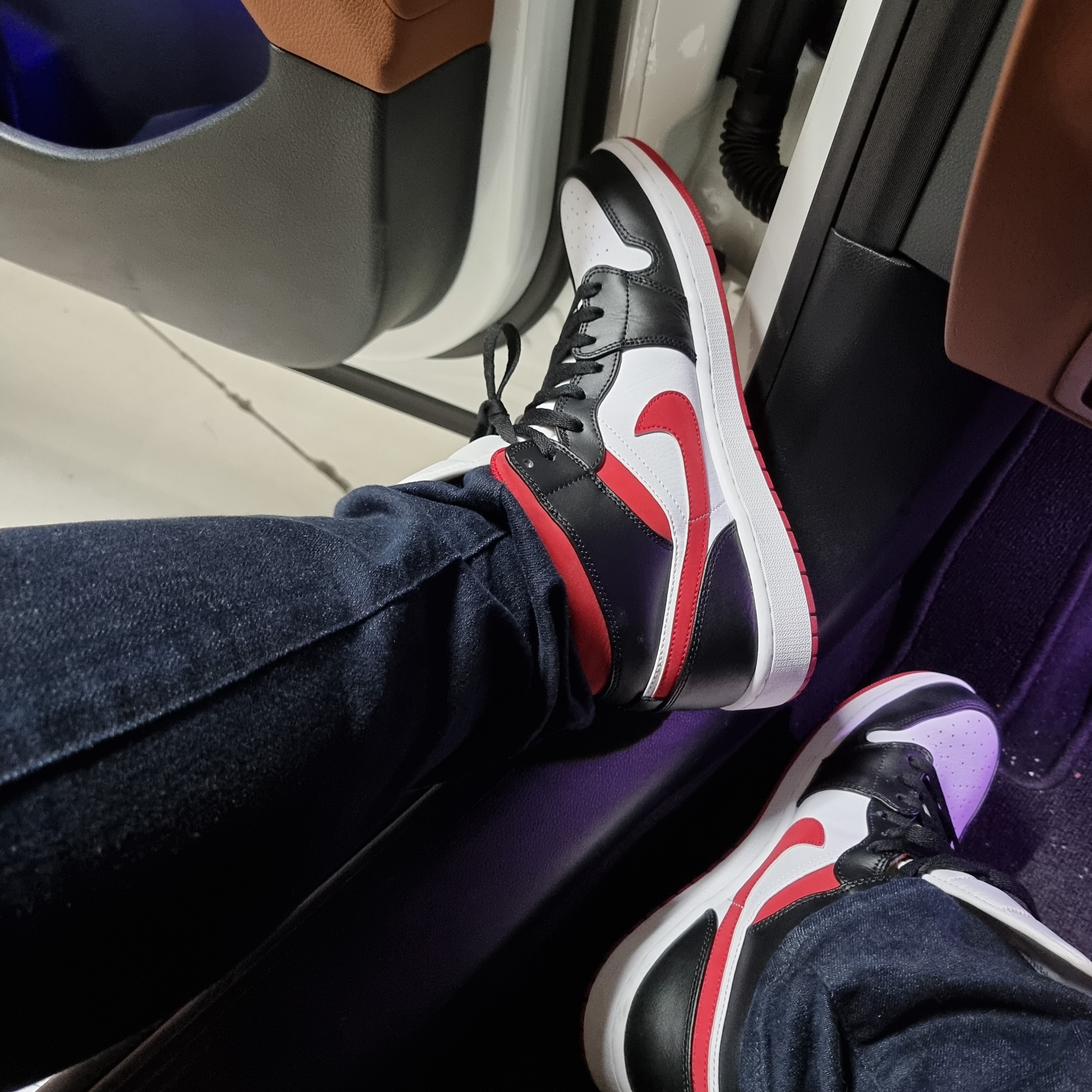 Jordan 1 Mid Gym Red Black White 착용 스타일