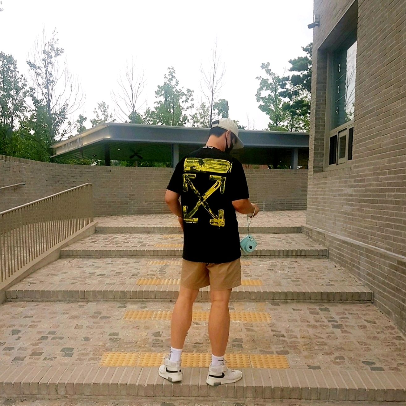 Nike x Fear of God Air Fear of God Raid Light Bone 착용 스타일