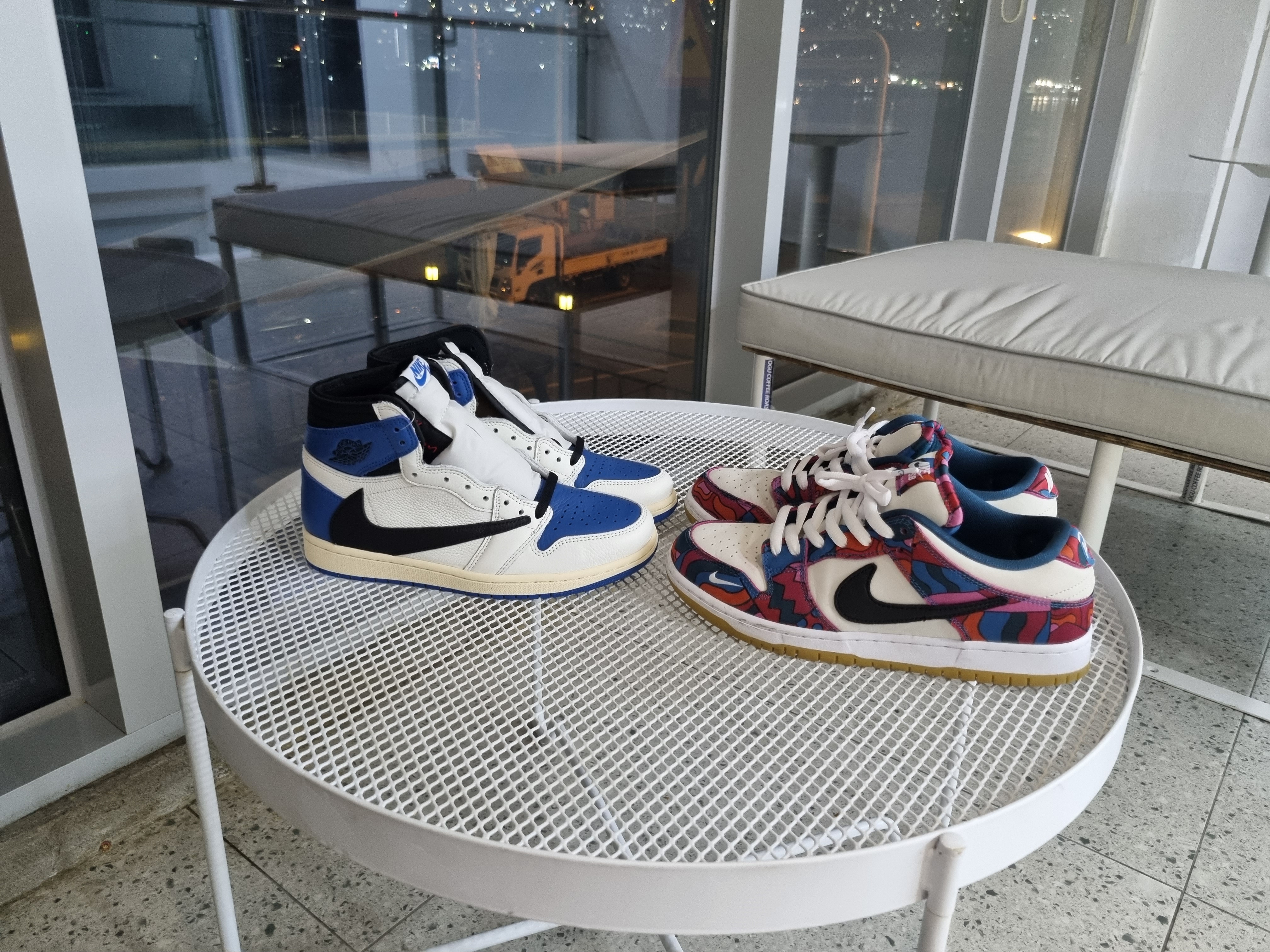 Nike x Parra SB Dunk Low Pro Abstract Art, Jordan 1 x Travis Scott x Fragment Retro High OG SP Military Blue 착용 스타일